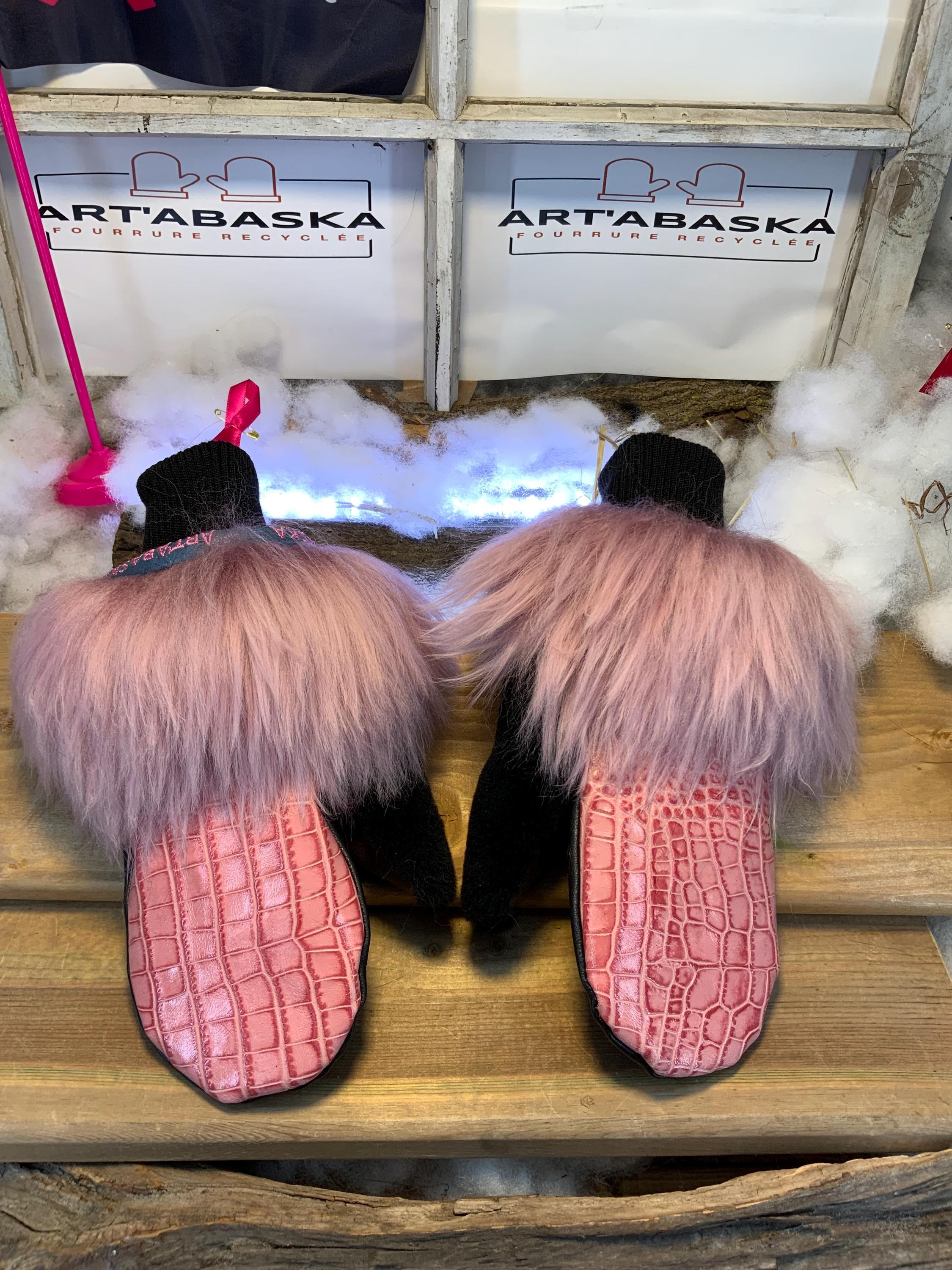 Mitaines de ville Irène faites à la main au Québec en fourrure recyclée avec cuir italien texturé rose grandeur Large