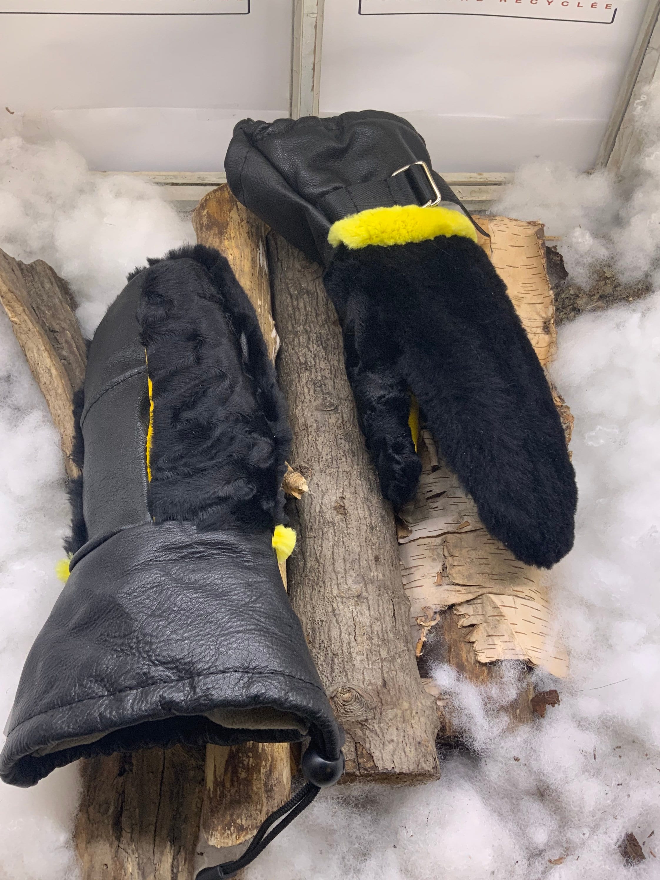 Mitaines Léonie Small – Édition limitée, fourrures recyclées vison, agneau et renard jaune, cuir noir et jaune, fait à la main Québec