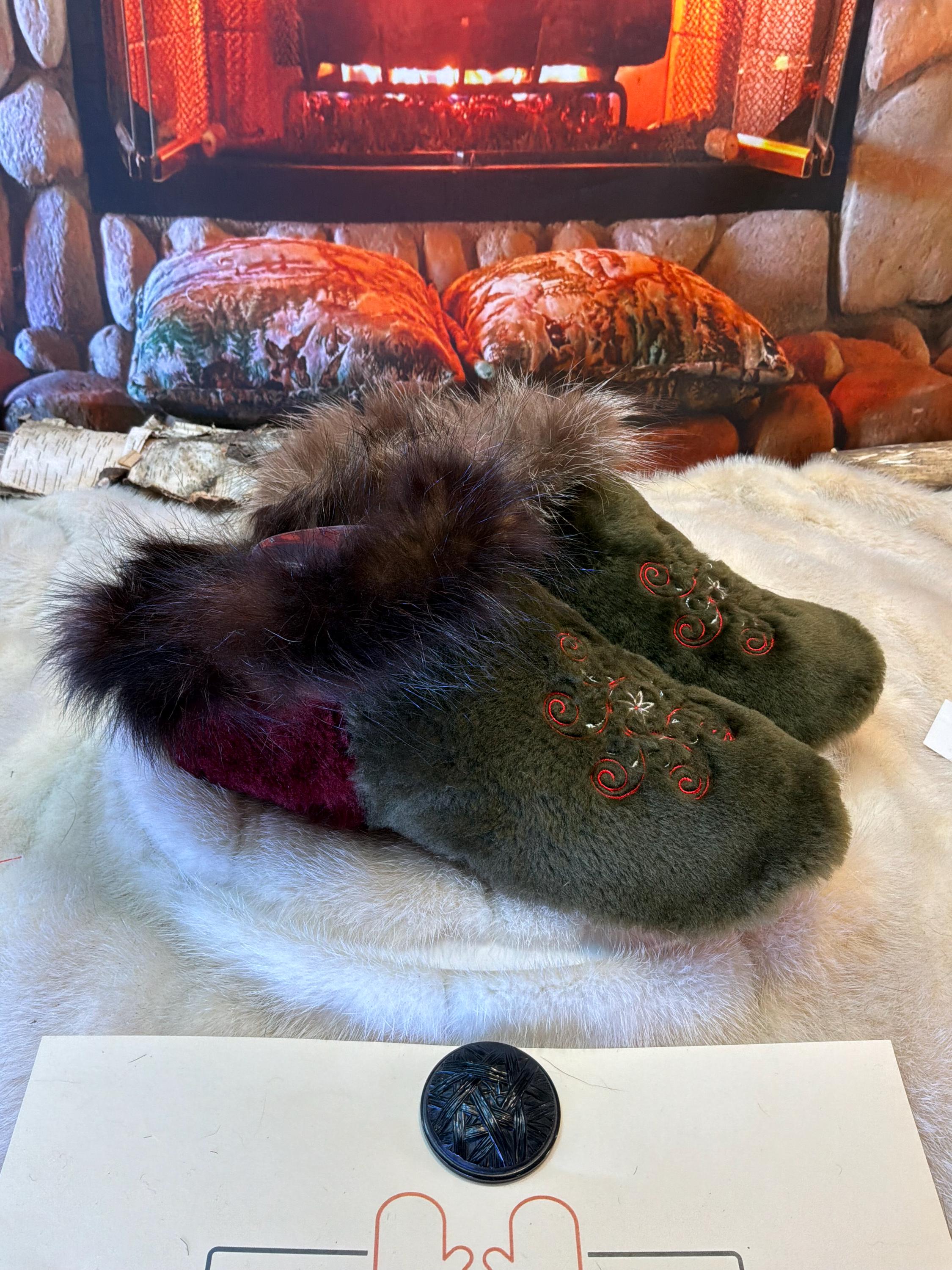 Slipper Noëlline pointure 8 femme – Sherling italien & cuir recyclé, pièce unique faite à la main au Québec Édition Brodée