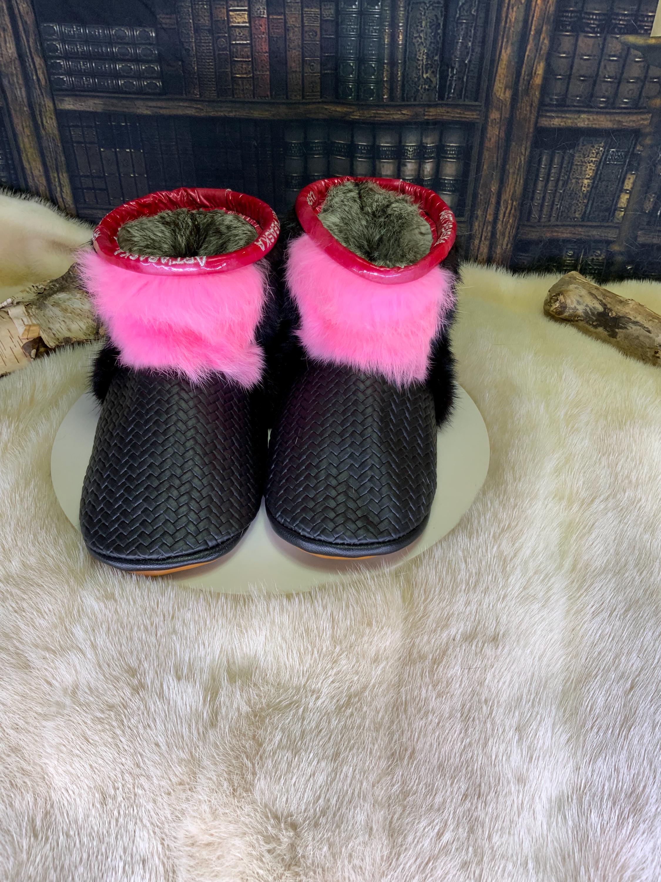 Mocassins d’intérieur Les Monique – femme 9 – cuir noir tressé & fourrures recyclées – fait à la main au Québec, pièce unique