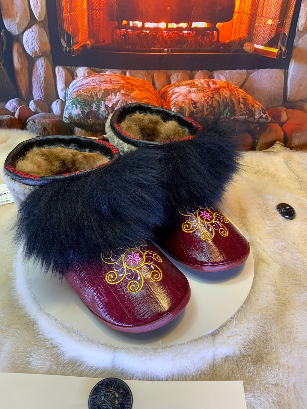 Mocassins d’intérieur Les Pierrettes – 10 femme – cuir d’anguille bourgogne brodé mandala & mouton recyclé – Québec artisanal