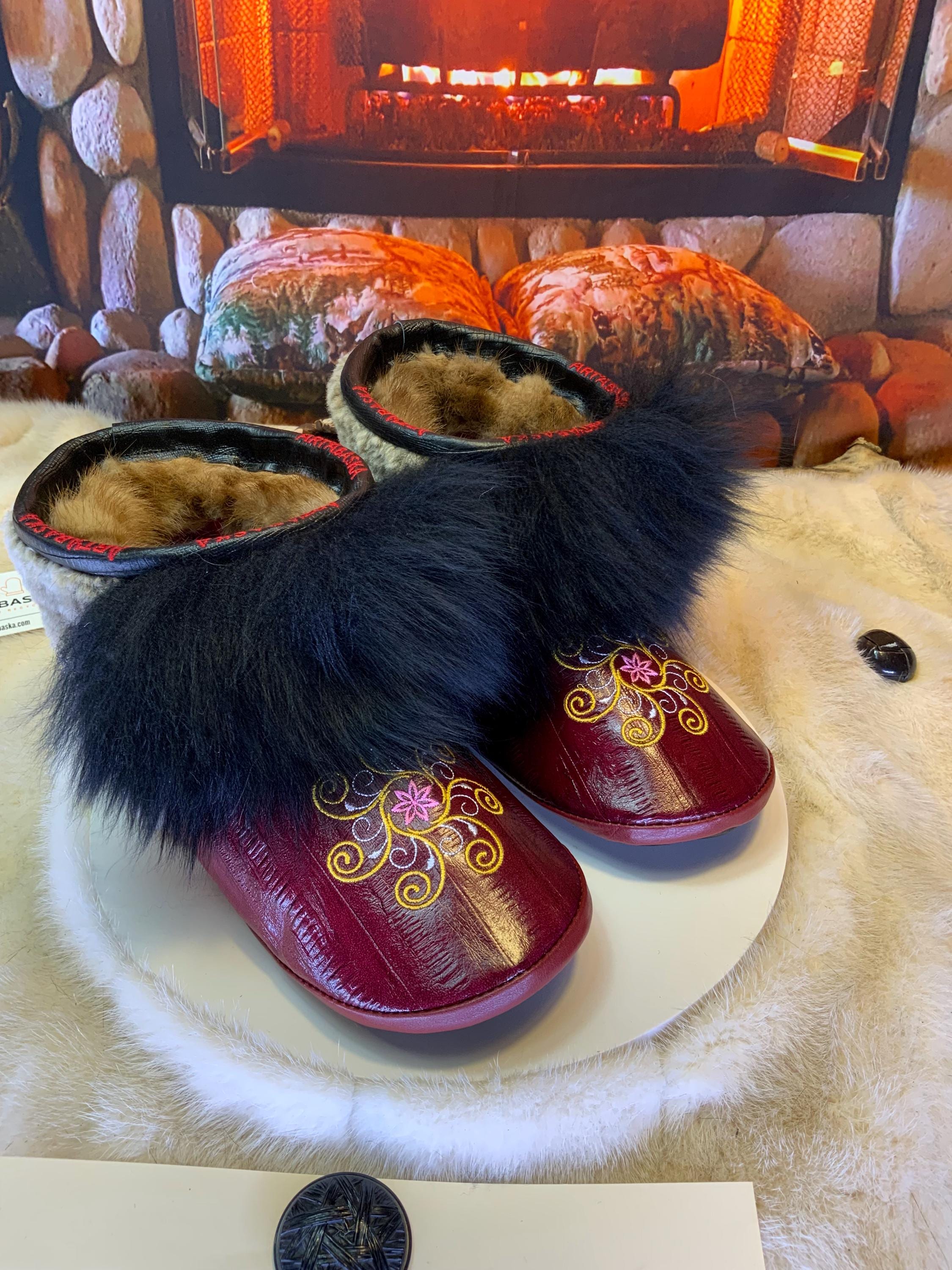 Mocassins d’intérieur Les Pierrettes – 10 femme – cuir d’anguille bourgogne brodé mandala & mouton recyclé – Québec artisanal