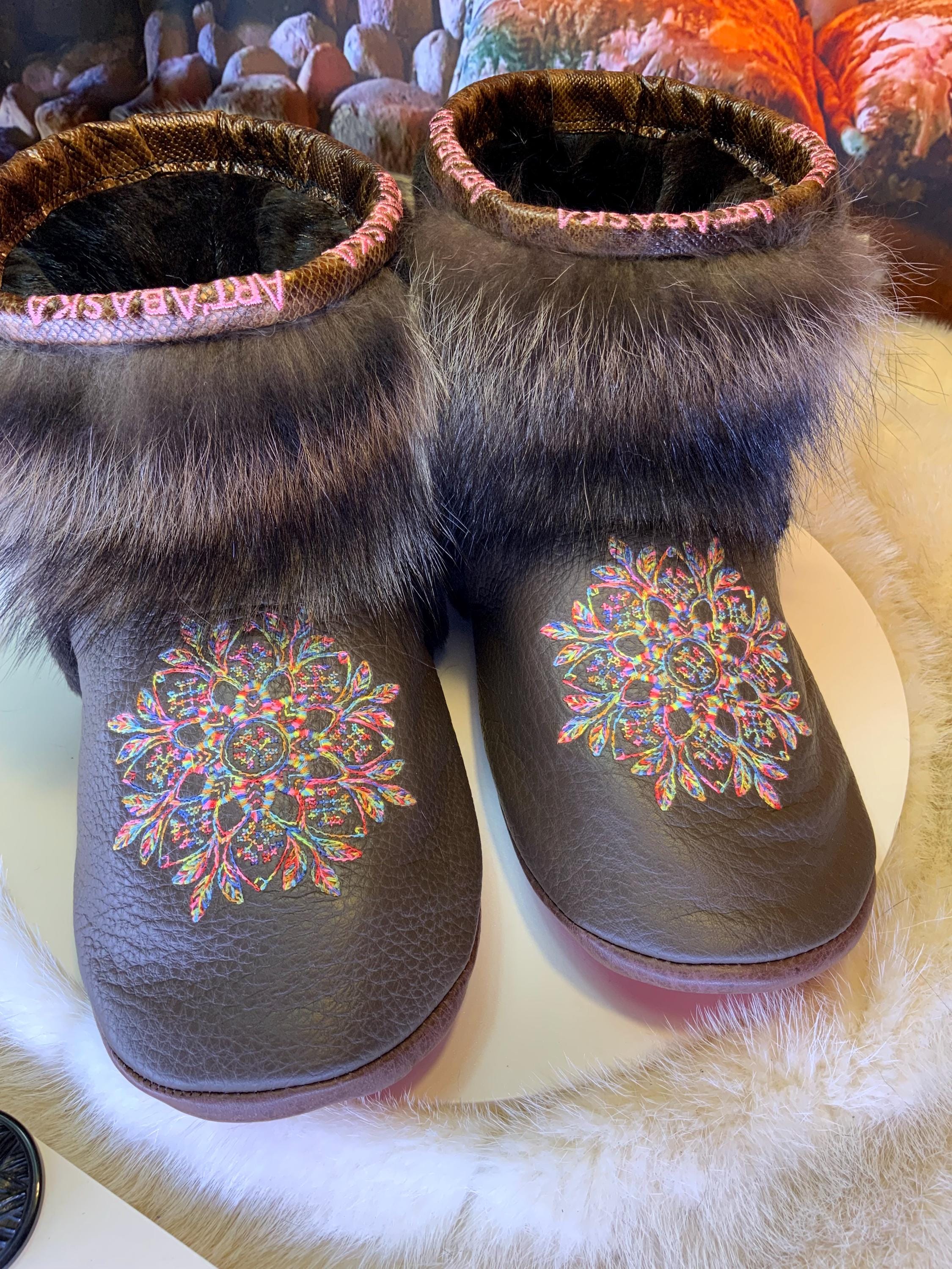 Mocassins d’intérieur Sylvianne – 8 femme – cuir brun chocolat brodé mandala multicolore, fourrure recyclée & semelle rouge, pièce unique faite à la main au Québec ✨🤎