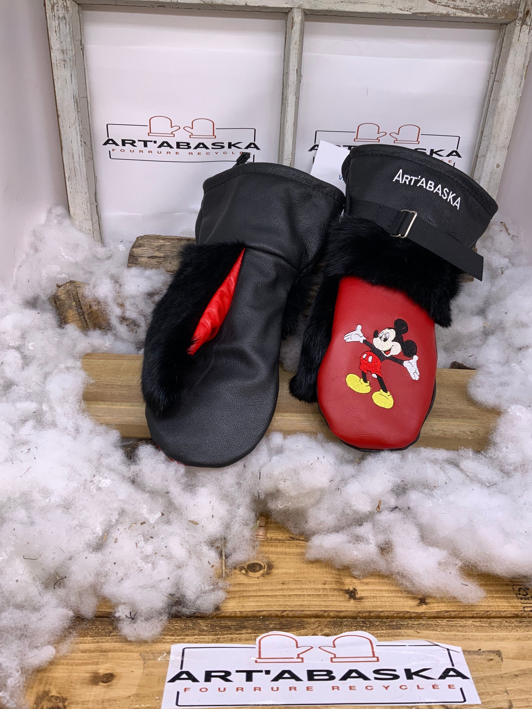 Mitaines Les Camille Édition Spéciale Mickey – Fourrure recyclée, cuir noir, broderies originales – Fait à la main Québec