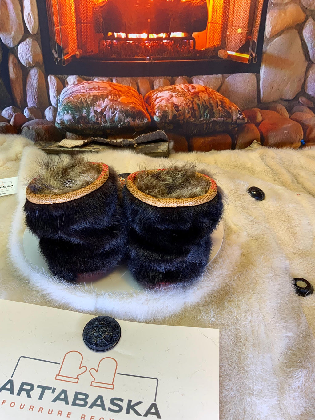 Mocassins d’intérieur Gaétane – 6 femme – cuir noir imprimé brodé mandala orange, jaune et blanc, semelle rouge brodée jaune ArtAbaska ✨🧡💛❤️