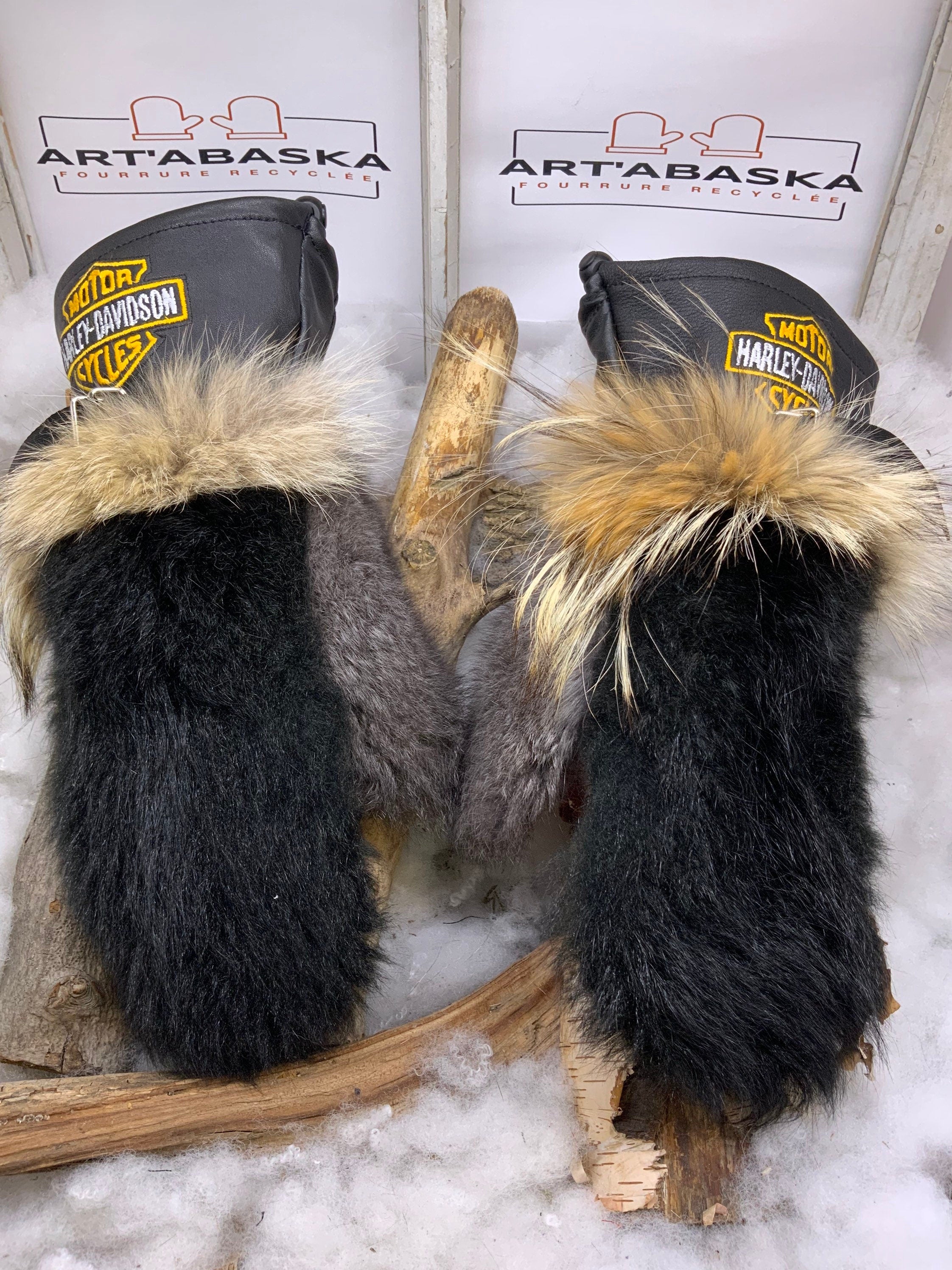 Mitaines Réjeanne Large édition Harley Davidson cuir noir opossum gris renard recyclés broderie ArtAbaska fait à la main Québec