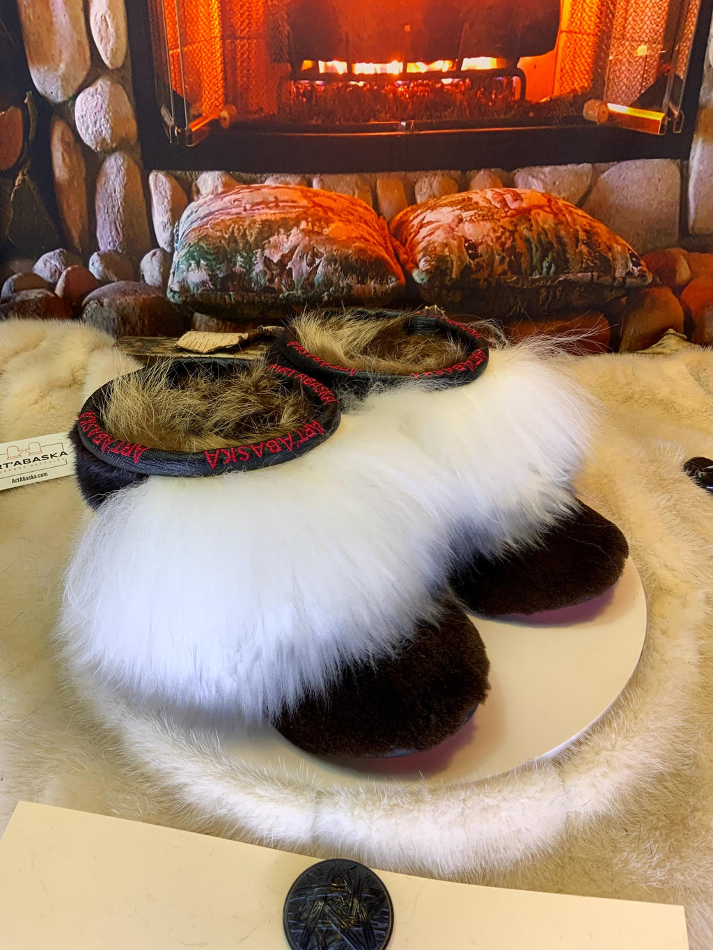 Mocassins d’intérieur Yolande – 6 femme – édition toute fourrure, castor rasé brun & grosse touffe de mouton blanc, semelle rouge brodée bleu royal ✨🤍🤎