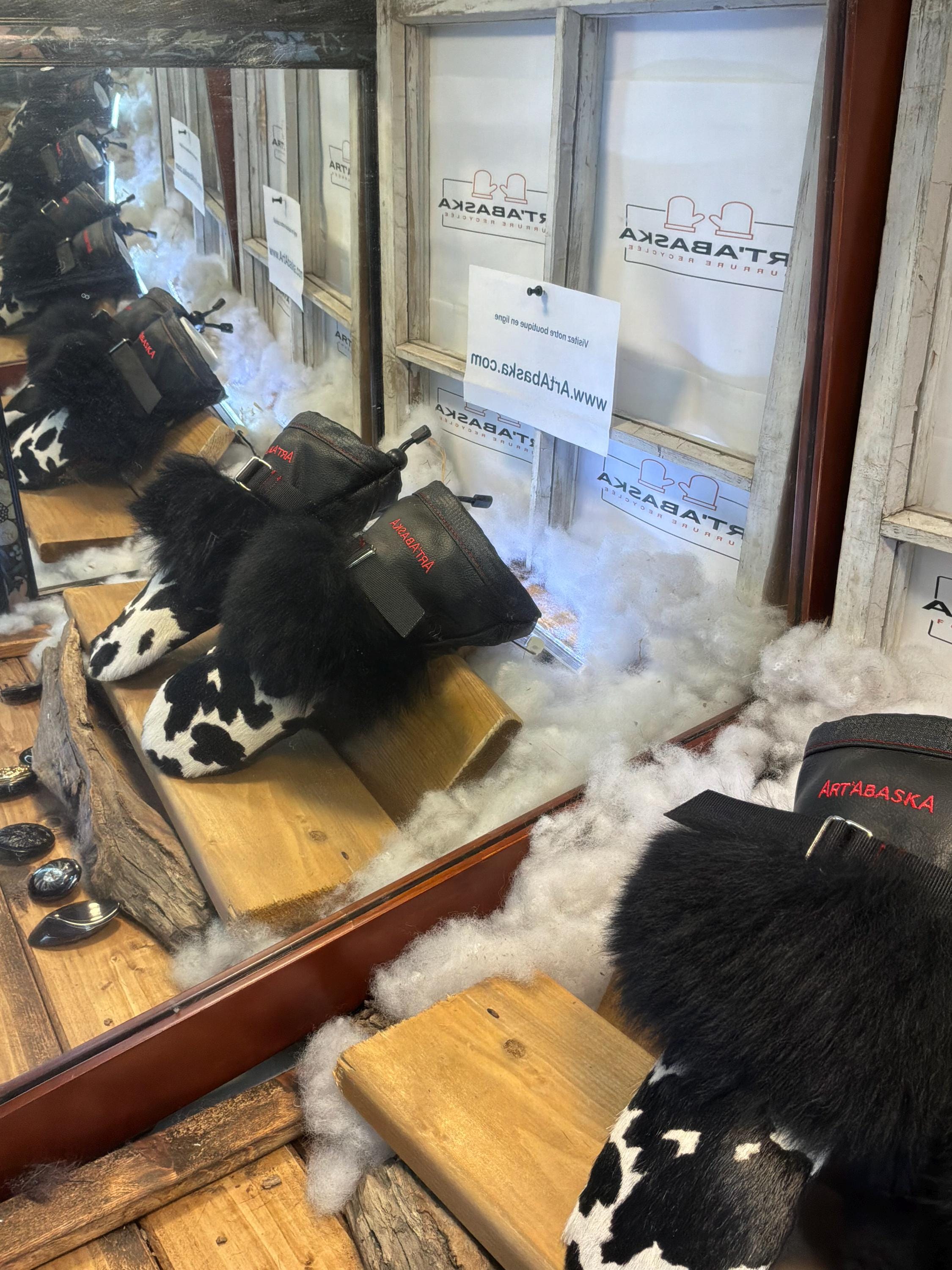 Mitaines Mariette Small peau de vache recyclée noir et blanc avec bande de mouton noir, cuir italien noir, fait à la main au Québec