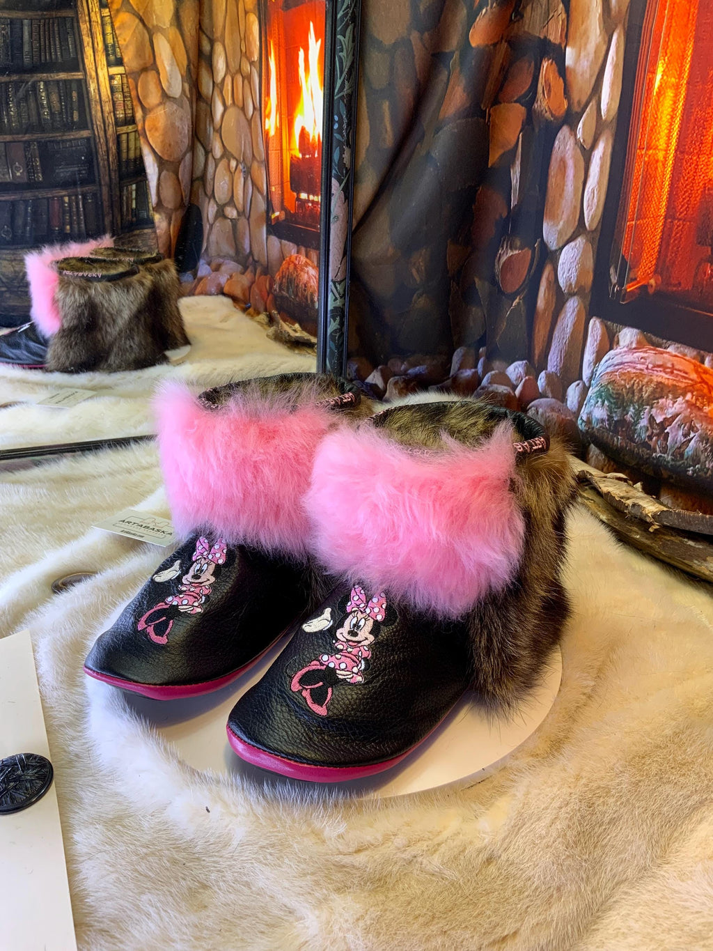 Mocassins d’intérieur Claudine 8 femme, cuir italien brodé Minnie Mouse rose, mouton recyclé, faits à la main au Québec 🎀✨
