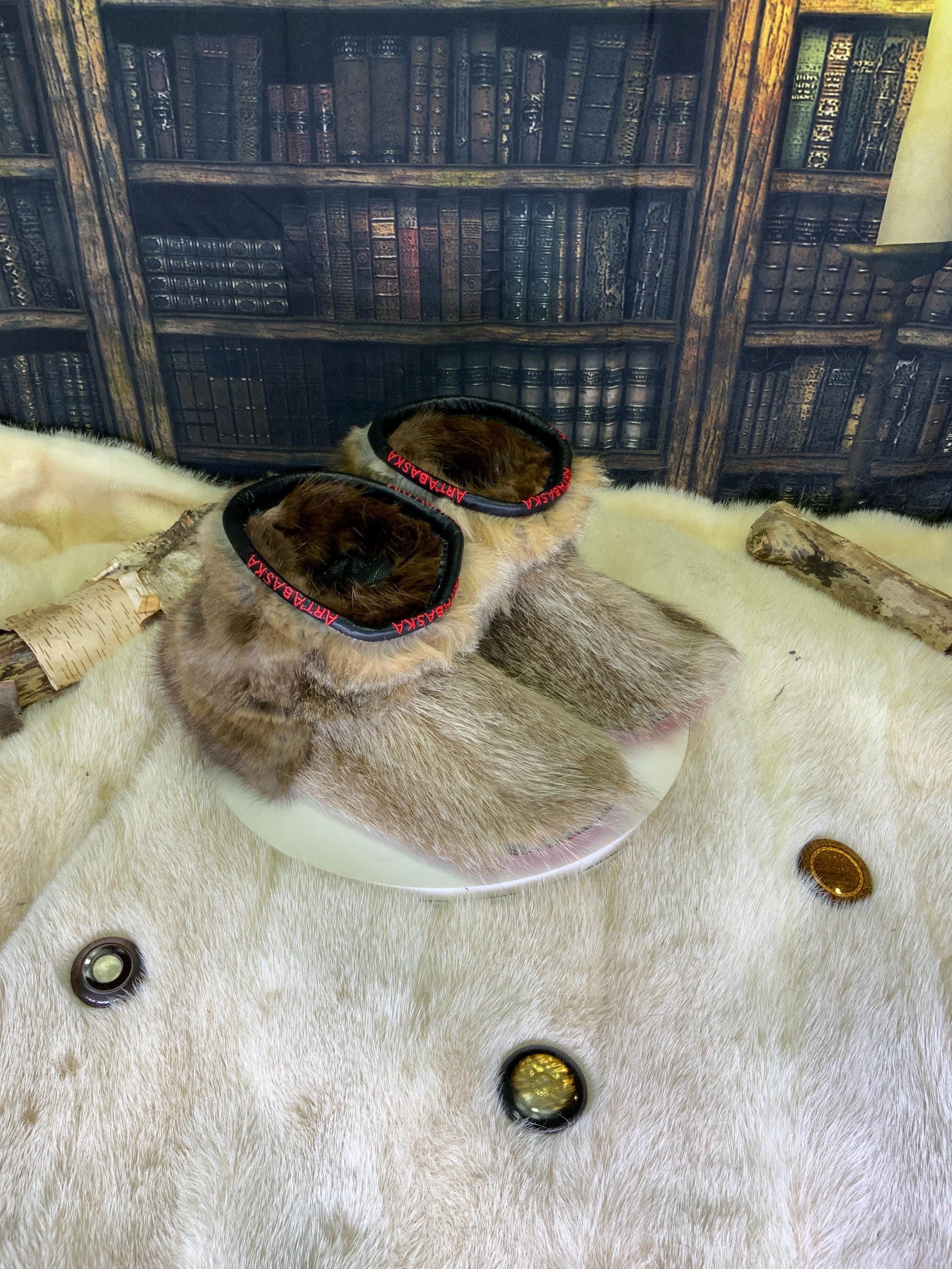 Mocassins d’intérieur Rolande – pointure 10 Femme – raton bleached, castor & coyote recyclés – pièce unique faite à la main au Québec