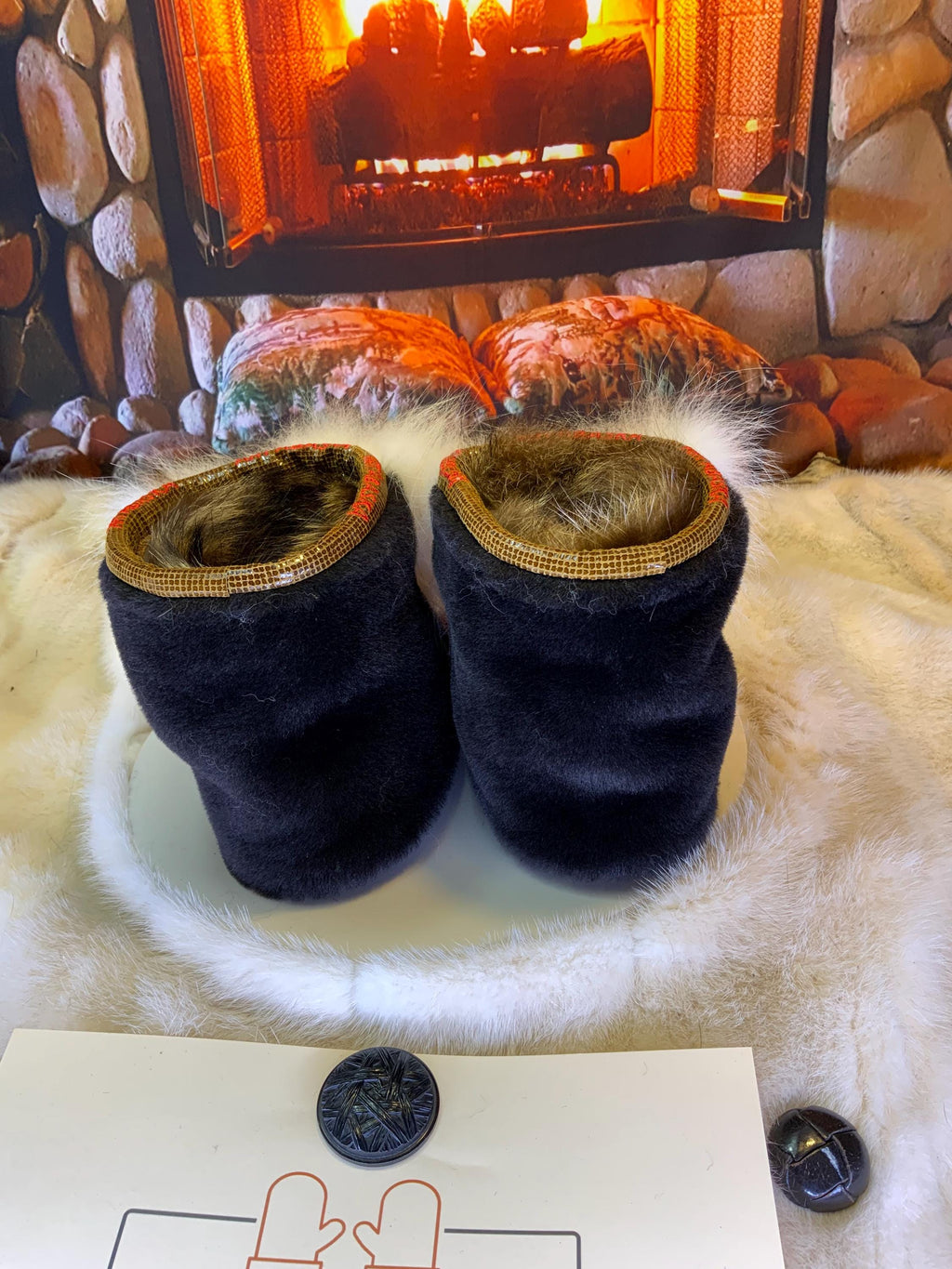 Mocassins d’intérieur Maryse 9 femme, cuir d’anguille bourgogne brodé mandala, renard norvégien recyclé, faits à la main au Québec ✨🌸❤️