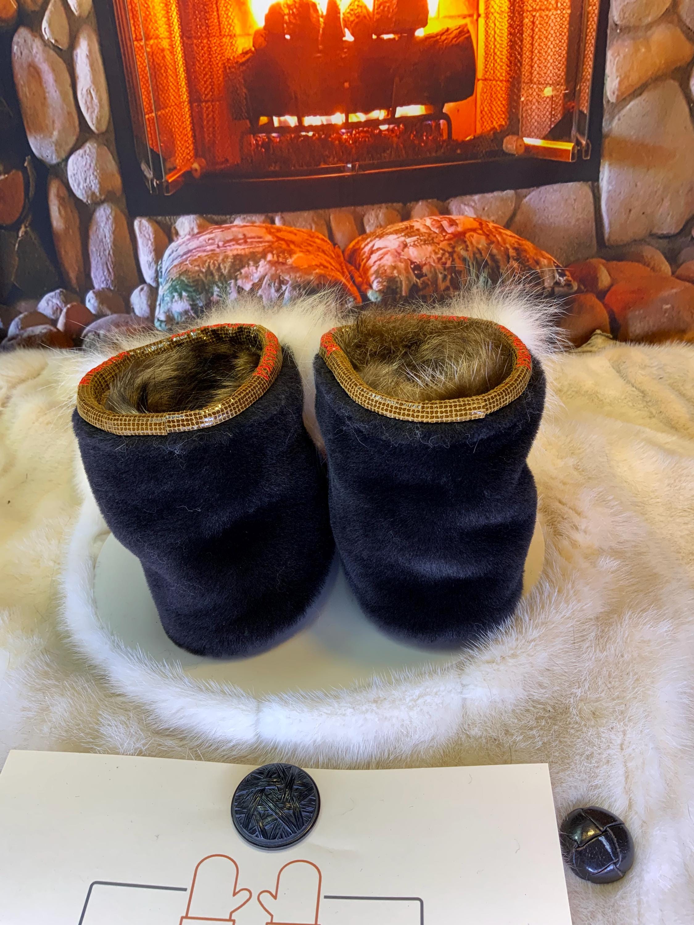 Mocassins d’intérieur Maryse 9 femme, cuir d’anguille bourgogne brodé mandala, renard norvégien recyclé, faits à la main au Québec ✨🌸❤️