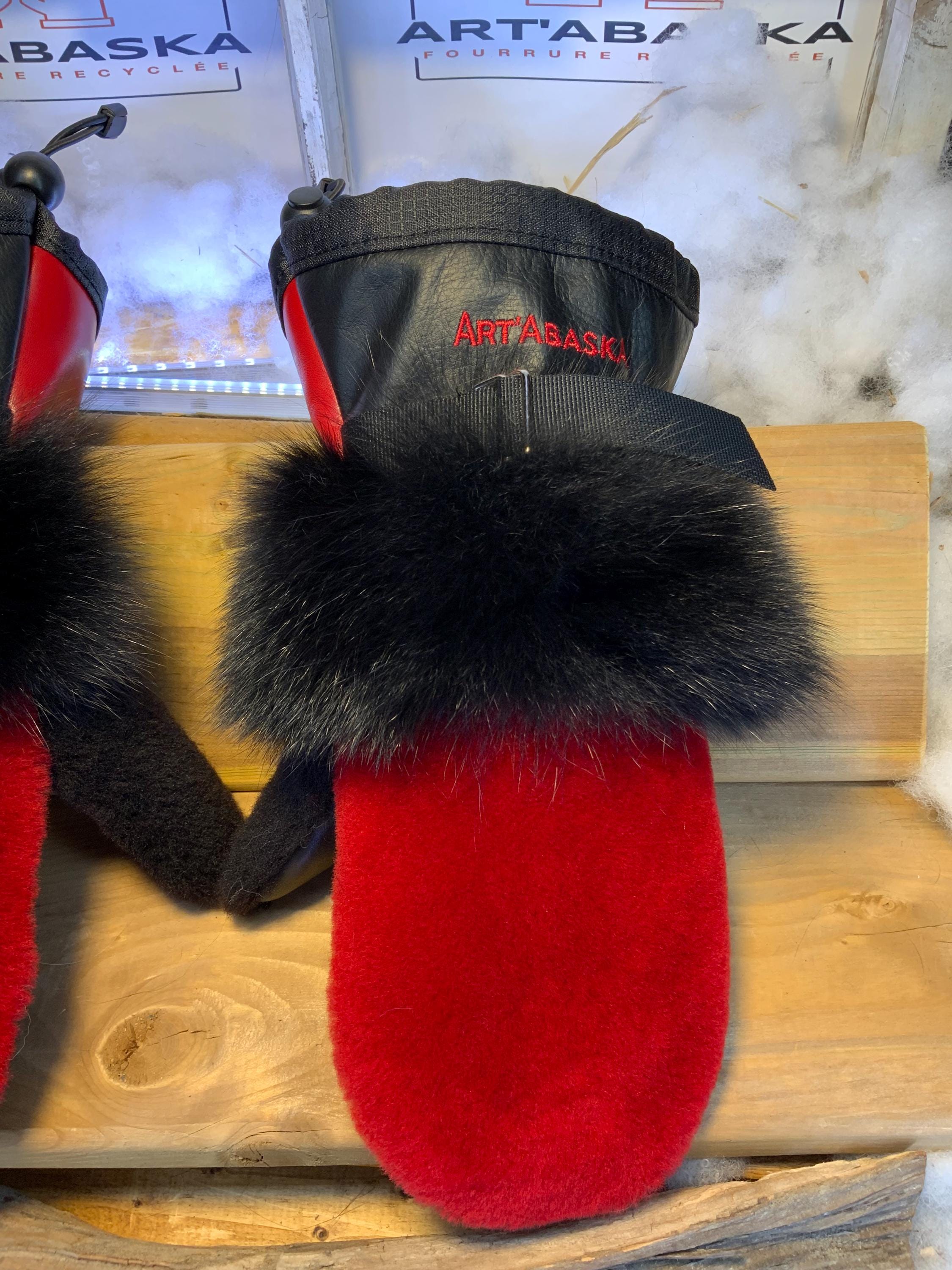 Mitaines Béatrice Medium mouton rasé rouge pompier renard noir recyclé cuir italien noir et rouge fait a la main Quebec unique