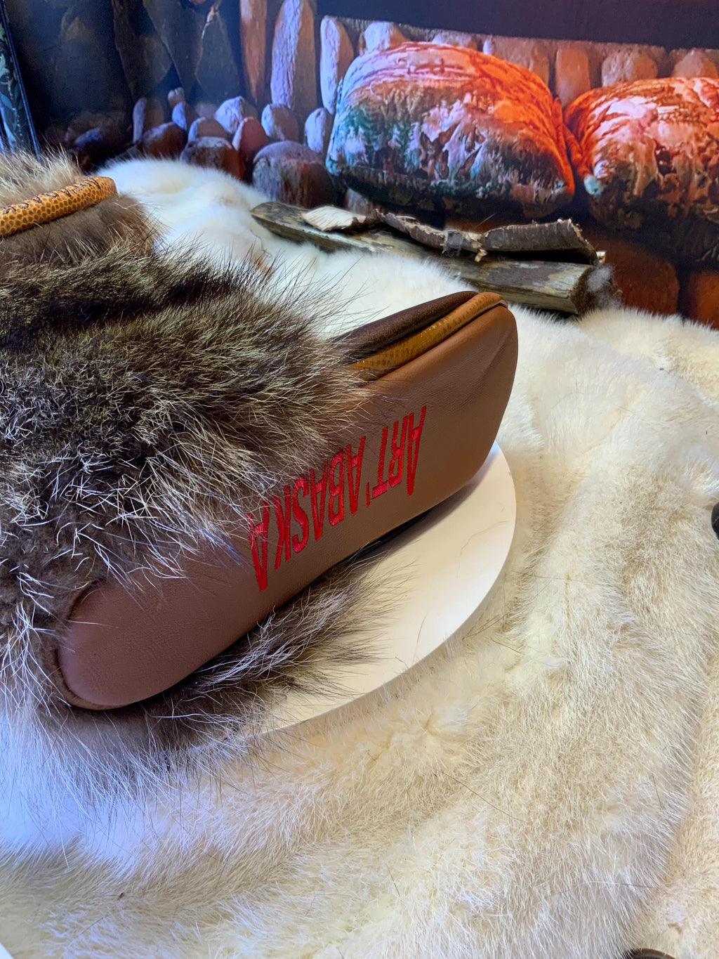 Mocassins d’intérieur Murielle – 6 femme – cuir italien brun chocolat brodé mandala orange, jaune et blanc, semelle brun chocolat au lait ✨🤎