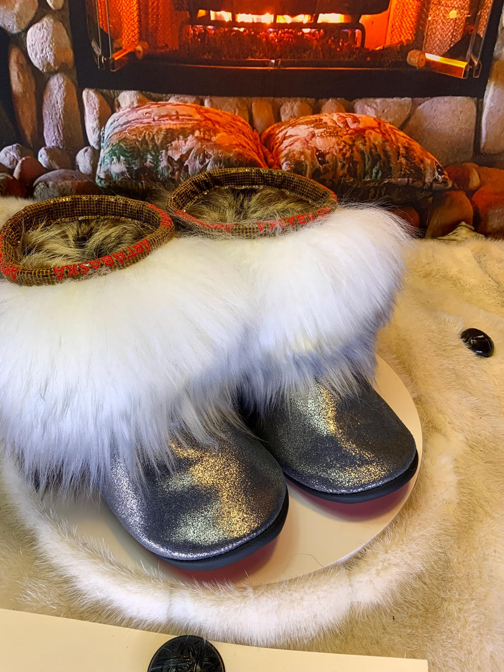 Mocassins d’intérieur Colombe pour 8 femme en cuir argenté brillant, mouton naturel blanc et raton naturel recyclé – faits à la main au Québec, respirants, confort de luxe, pièce unique Art’Abaska ✨🤍