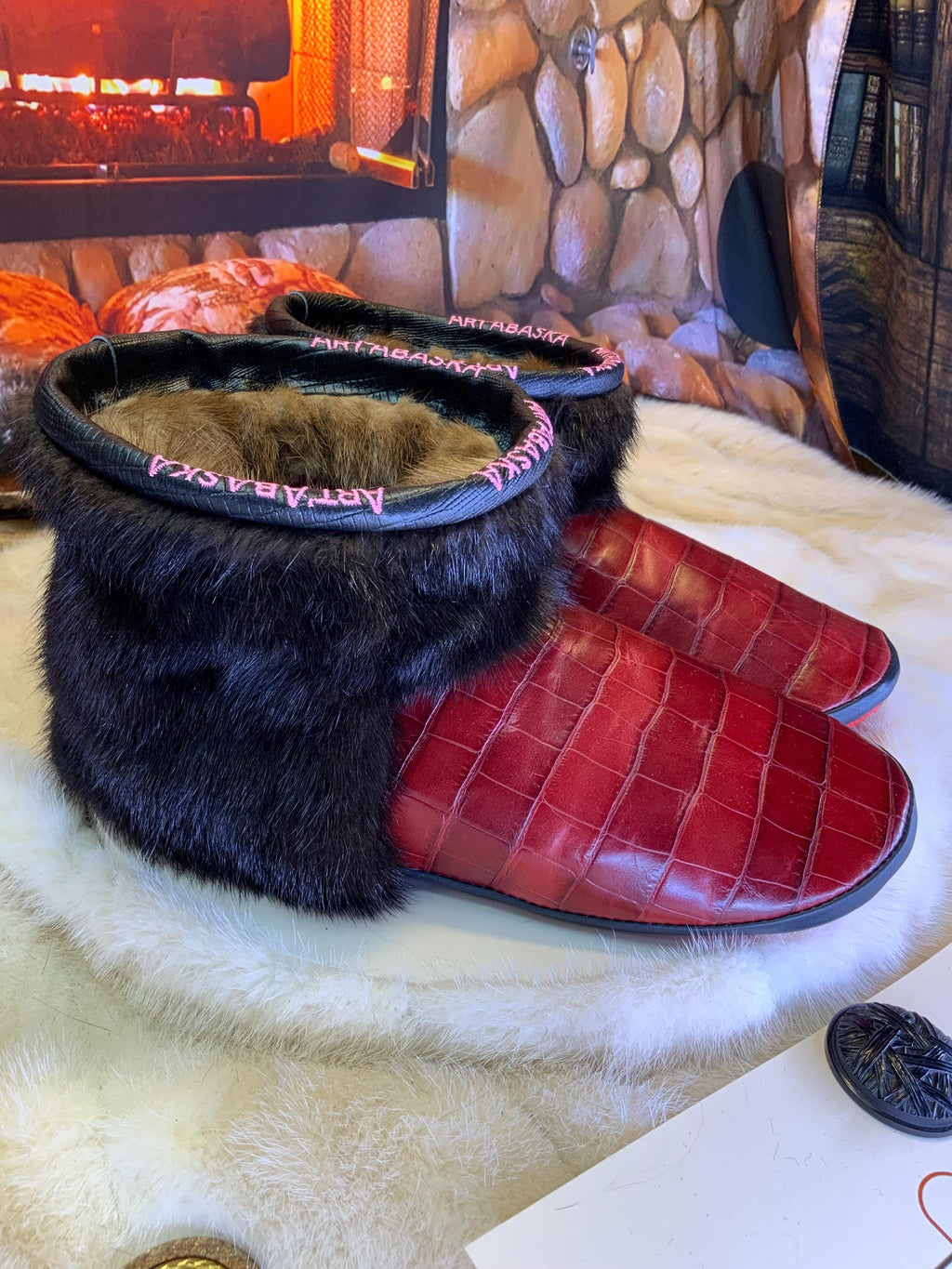 Mocassins d’intérieur Estelle 10 femme, cuir bourgogne style crocodile & vison recyclé, faits à la main au Québec ✨❤️