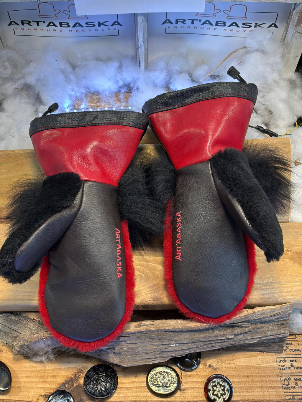 Mitaines Lorette Small mouton rasé rouge vif bande poignet noir cuir brun chocolat et rouge pompier couture rouge pièce unique Québec