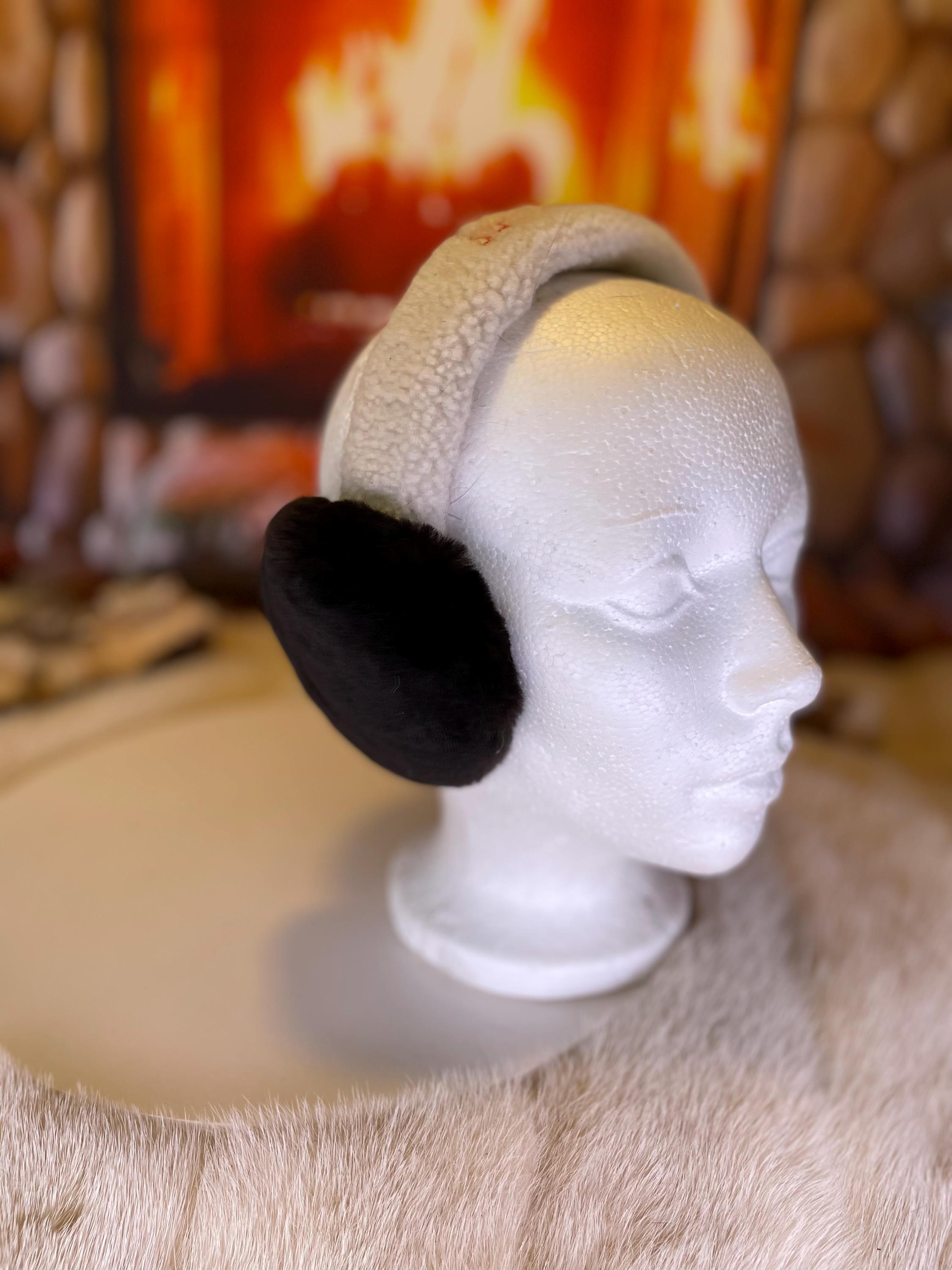 Cache-Oreilles tout en fourrure recyclée édition Castor rasé brun foncé naturel recyclé et mouton rasé sur la tête  Les Noella