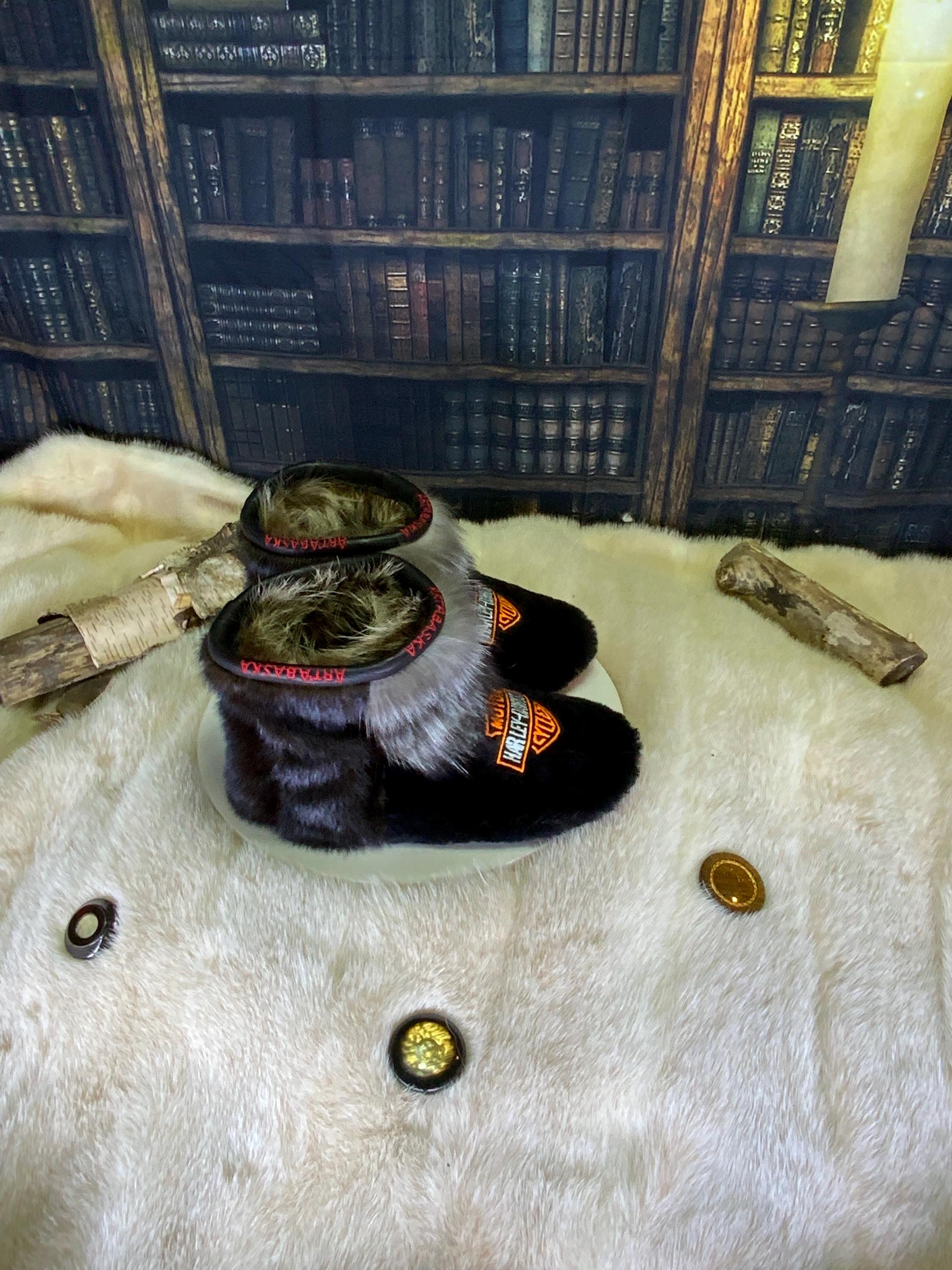 Mocassins d’intérieur Évelyne pour femme 7 en mouton rasé recyclé brodé, vison brun recyclé et renard Crystal recyclé – faits à la main au Québec, chauds, respirants, confort de luxe, pièce unique Art’Abaska 💕