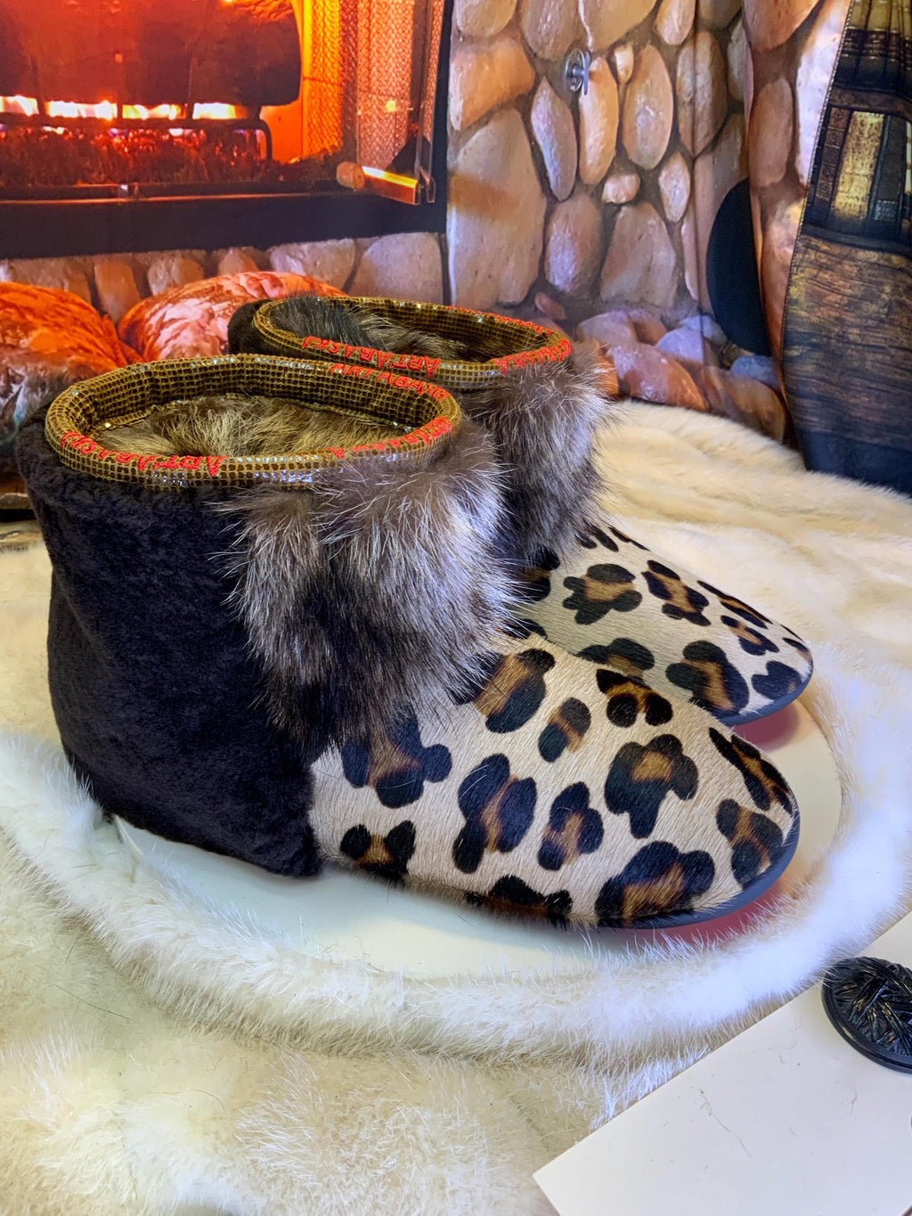 Mocassins d’intérieur Hélène 9 femme, cuir léopard recyclé, fourrure recyclée, faits à la main au Québec 🐆✨