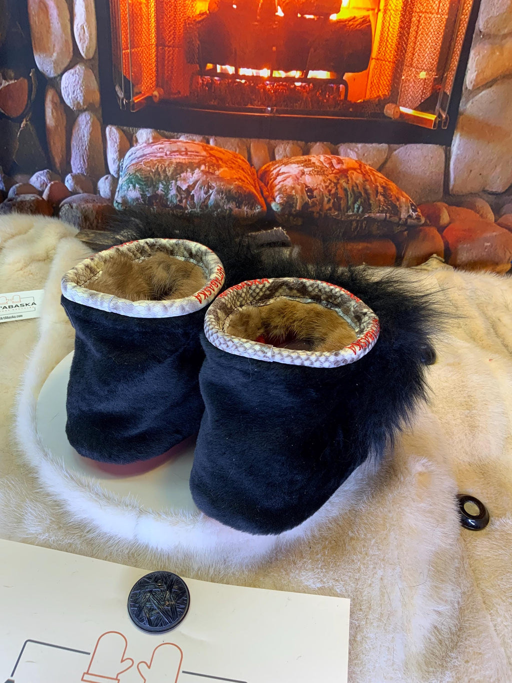 Mocassins d’intérieur Les Nicole – 10 femme – cuir italien brodé mandala multicolore & mouton noir recyclé, pièce unique Québec