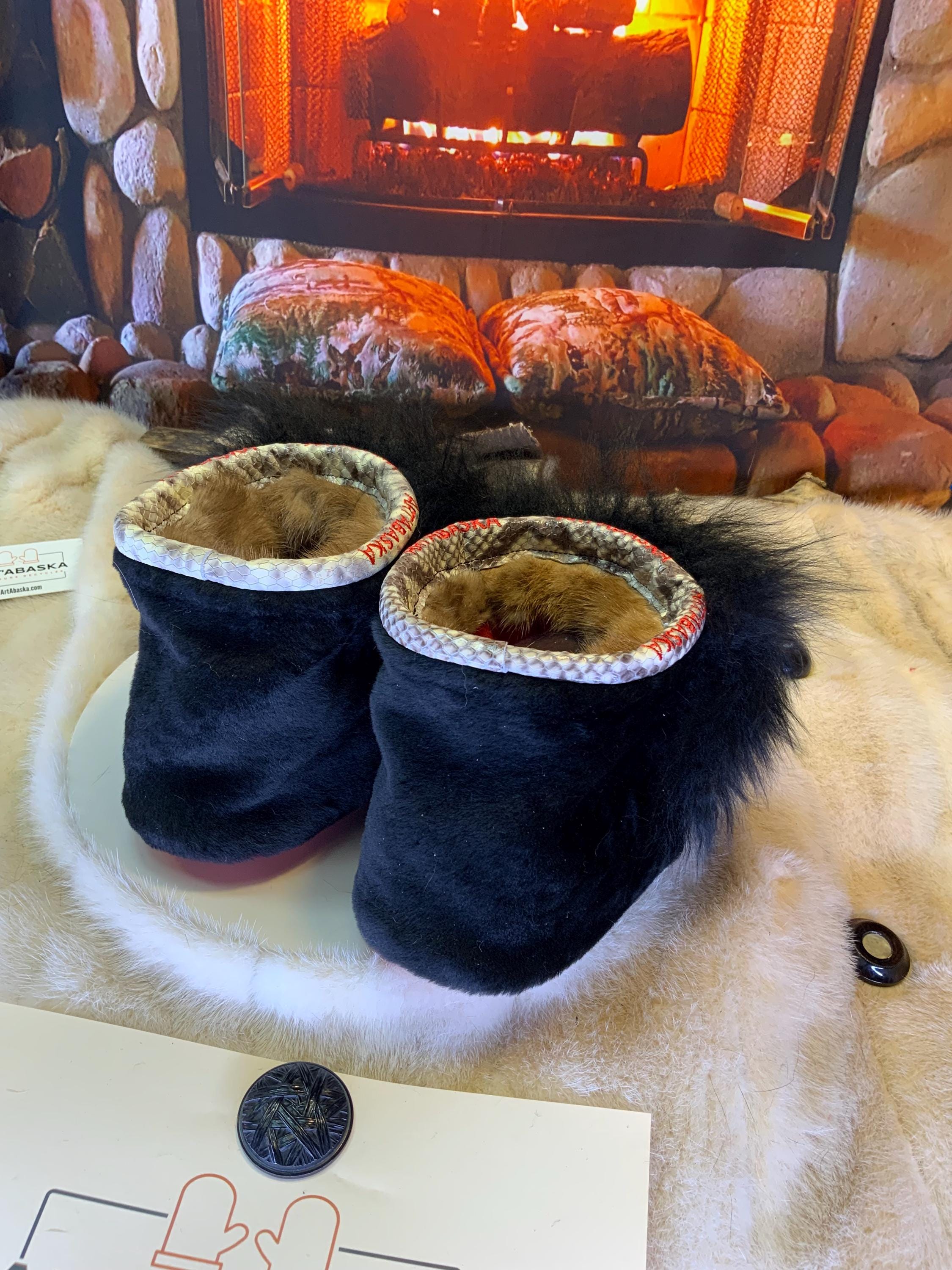 Mocassins d’intérieur Les Nicole – 10 femme – cuir italien brodé mandala multicolore & mouton noir recyclé, pièce unique Québec