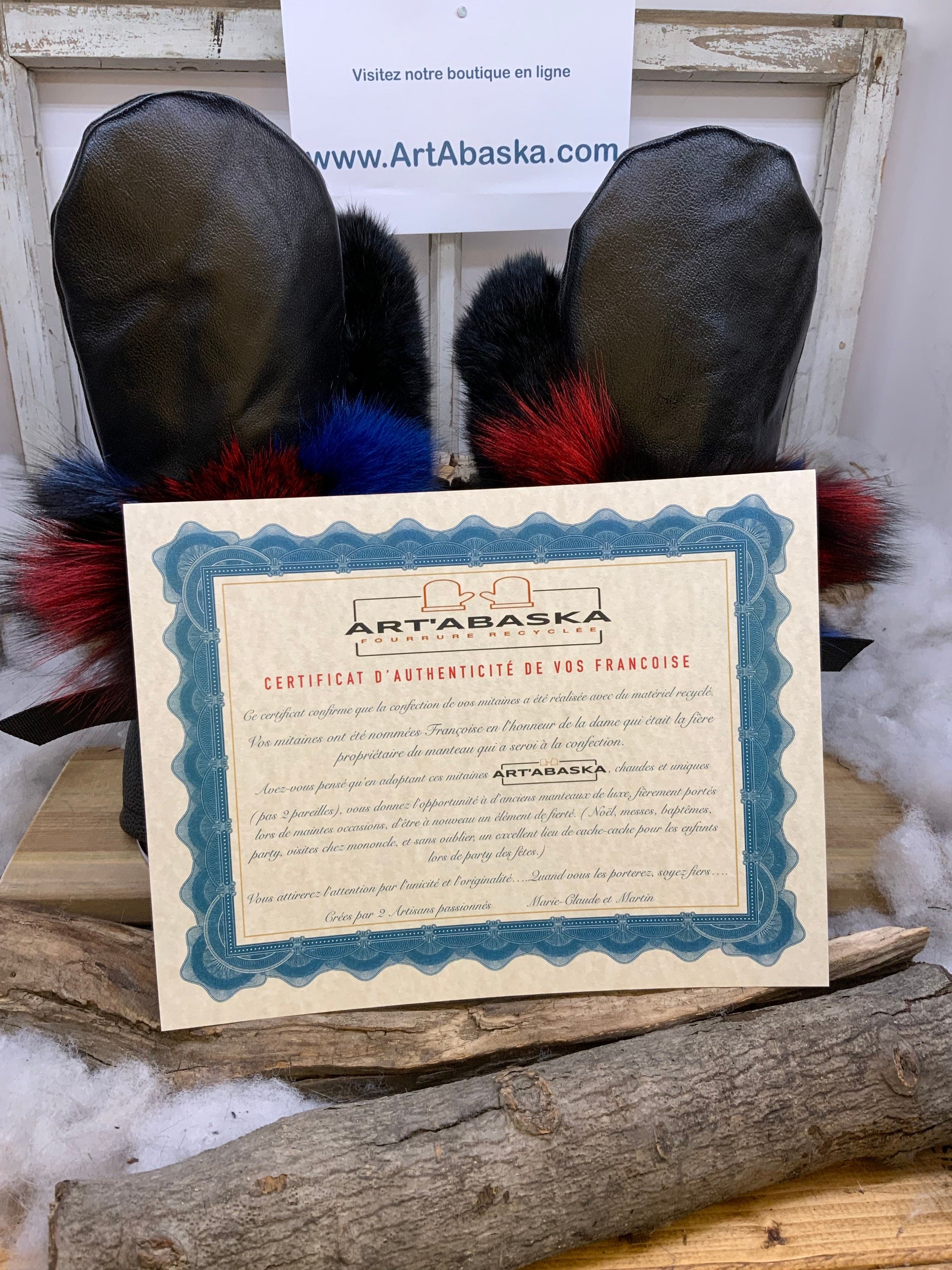 Mitaines Françoise Large cuir noir embossé lézard renard patchwork lapin noir broderie bleue ArtAbaska fait à la main Québec unique chaude