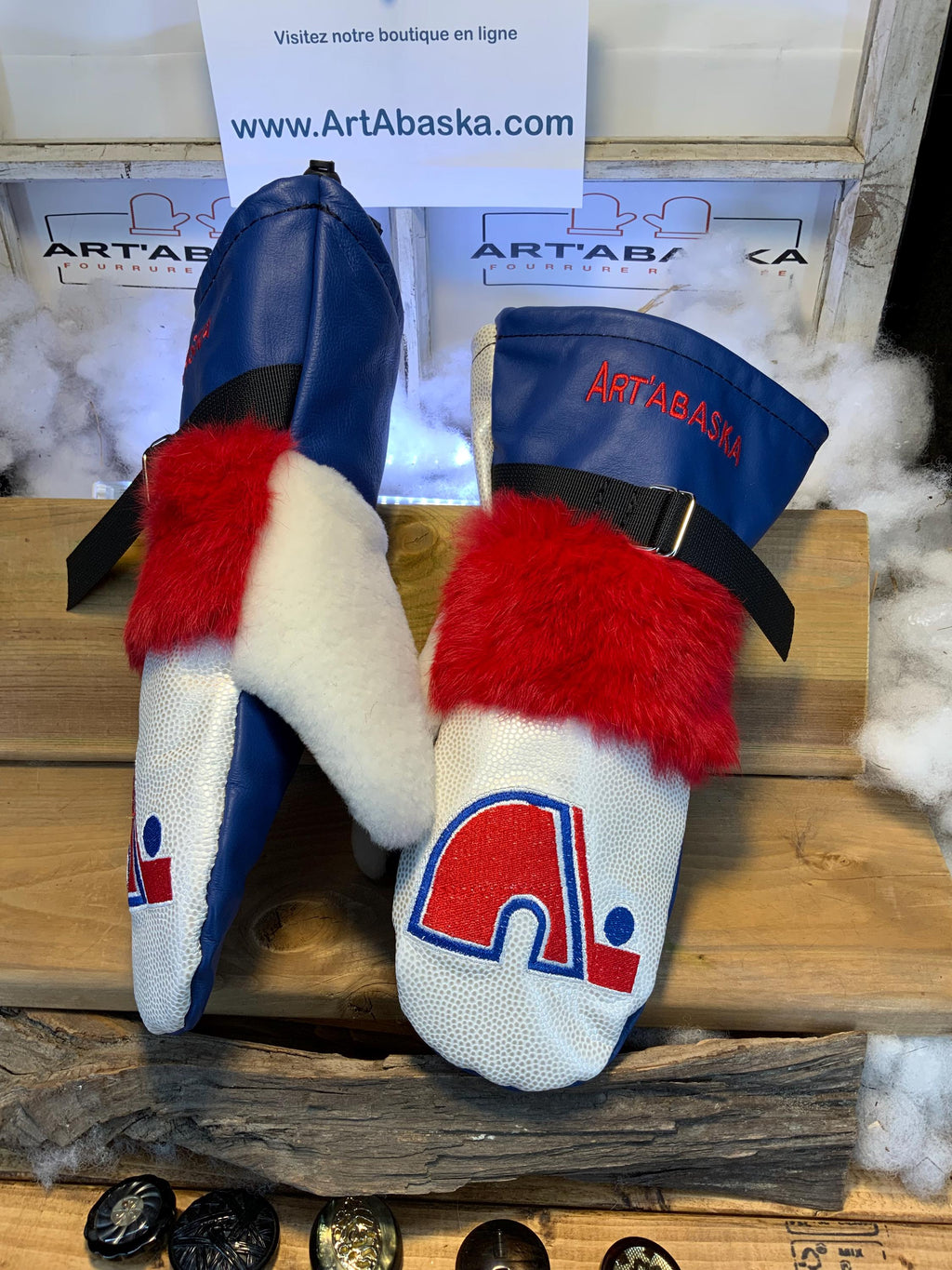 Mitaines Eliane Large edition Nordiques de Quebec cuir bleu et blanc fourrure lapin rouge mouton rase blanc fait a la main Quebec