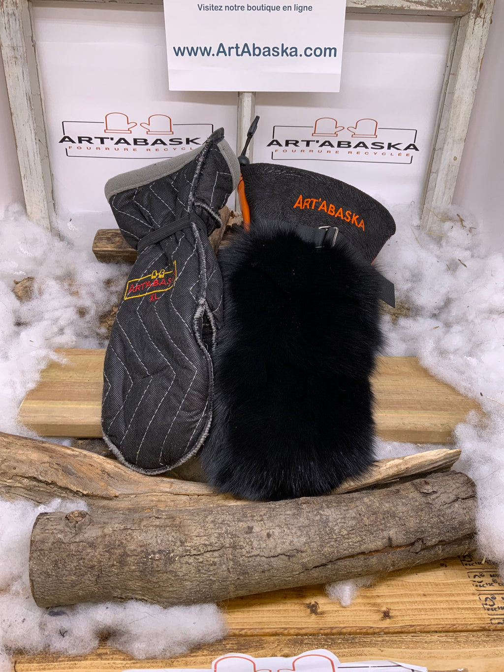 Mitaines Micheline XL – Patchwork de renard noir & lapin orange, cuir orangé/noir, broderie florale, fait à la main, Québec