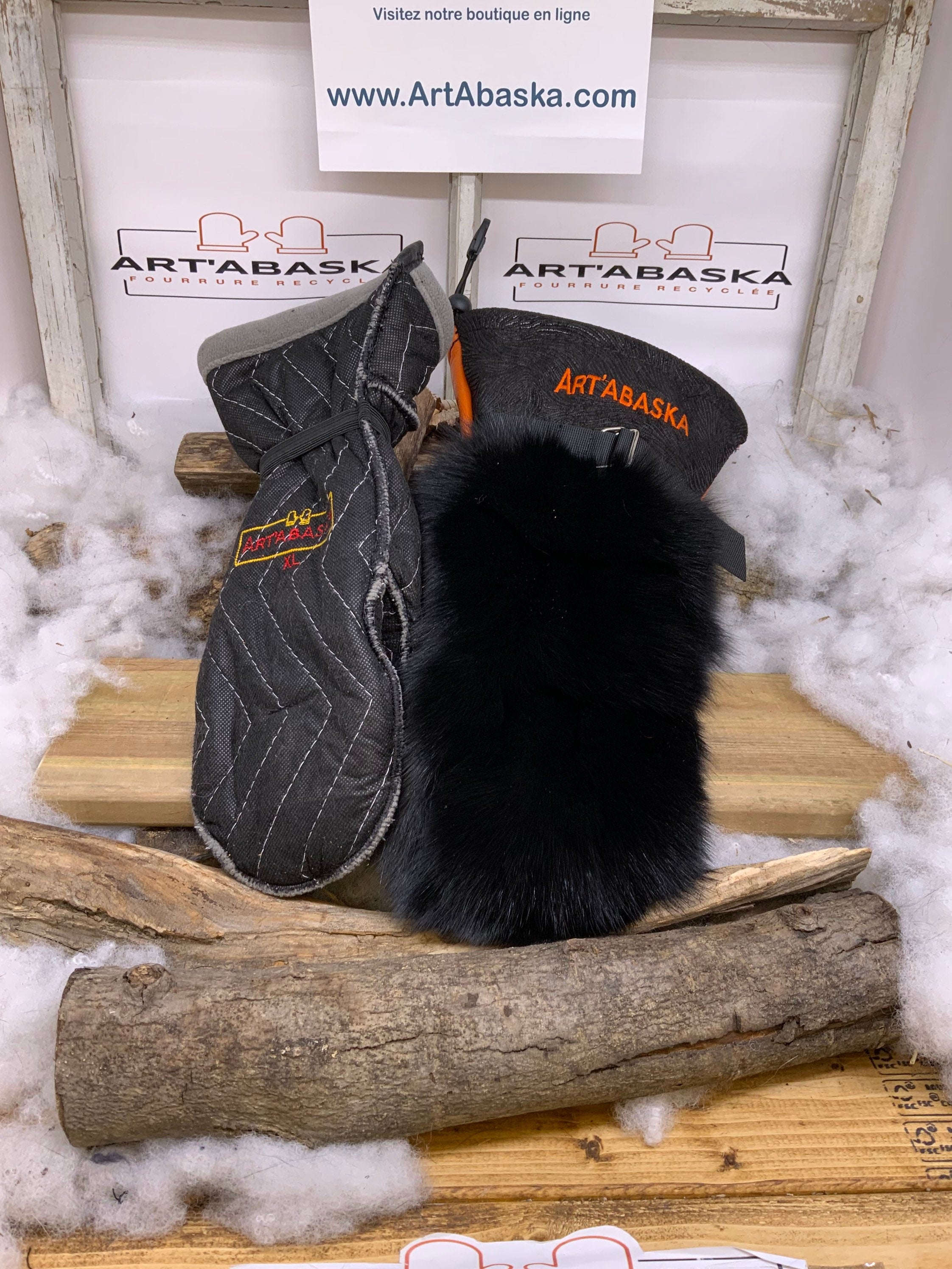Mitaines Micheline XL – Patchwork de renard noir & lapin orange, cuir orangé/noir, broderie florale, fait à la main, Québec