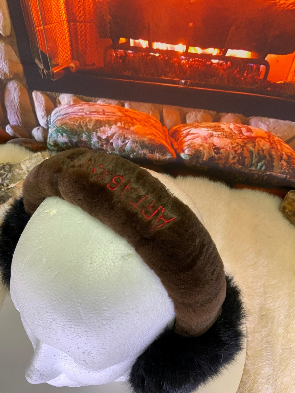 Cache-Oreilles tout en fourrure recyclée édition Opossum noir naturel recyclé Les Danielle