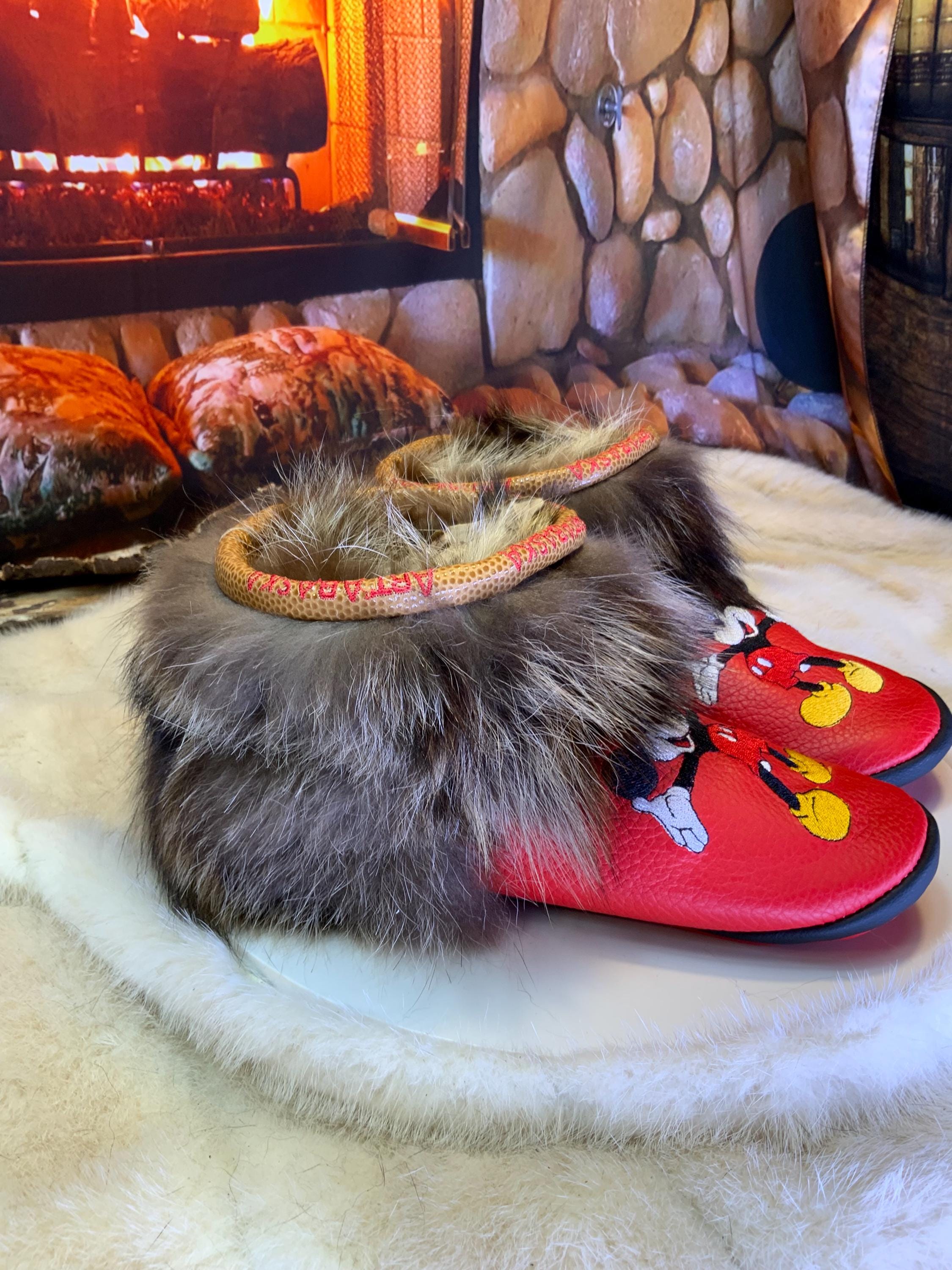 Mocassins d’intérieur Margot – 6 femme – cuir italien recyclé rouge vif brodé Mickey Mouse en miroir, édition artistique unique ✨❤️
