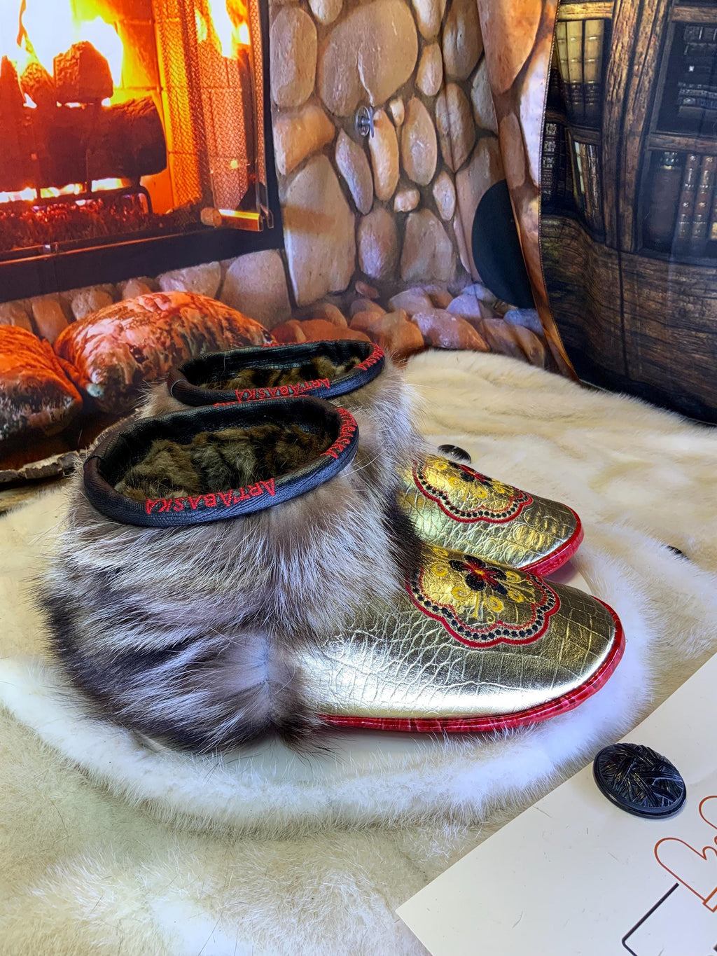 Mocassins d’intérieur Mireille 10 femme cuir or crocodile mandala brodé fils d’or raton recyclé semelle rouge fait main Québec