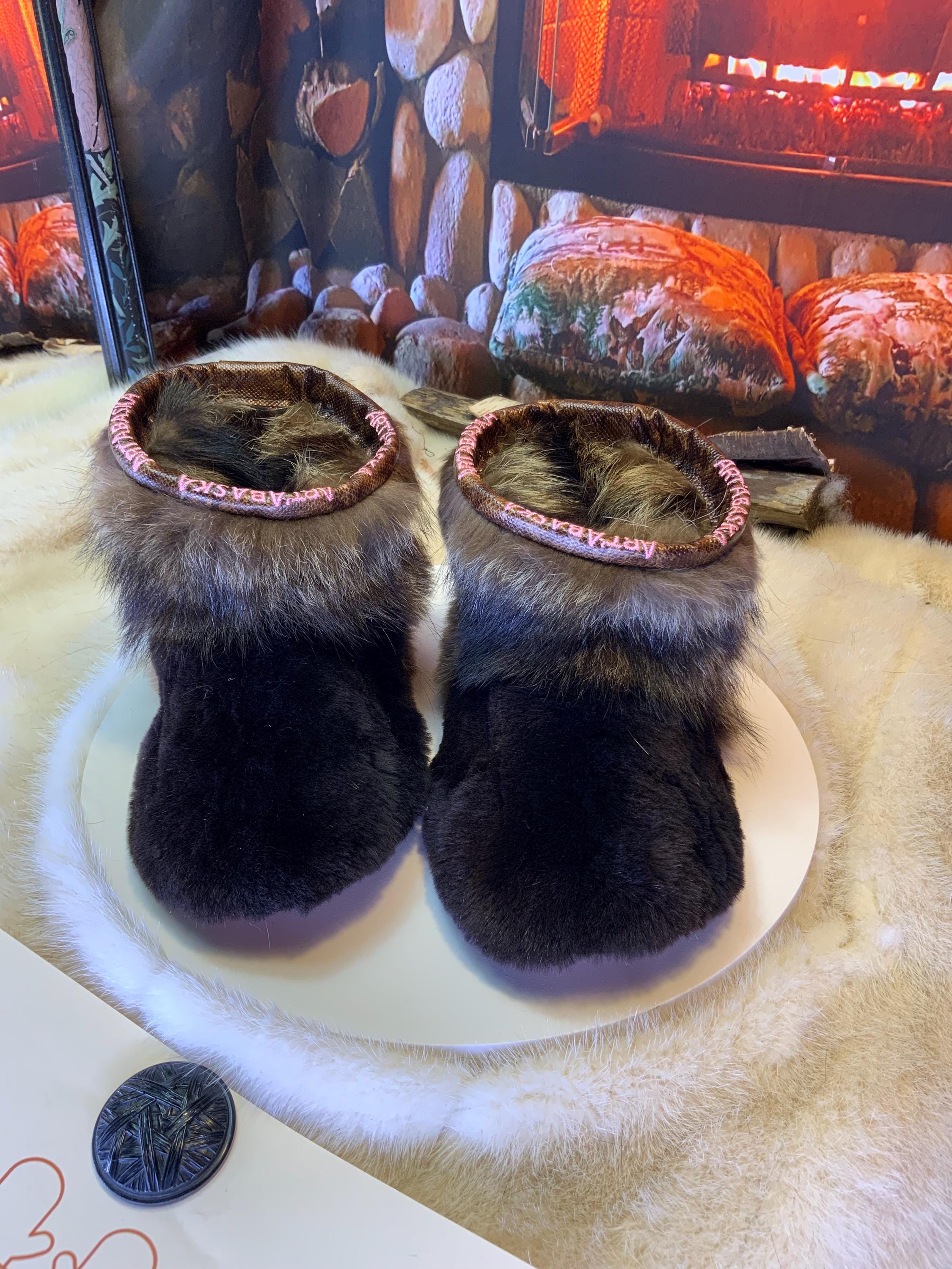 Mocassins d’intérieur Alice – 5 femme – édition toute fourrure en castor rasé & raton recyclés, semelle brun orangé, faits à la main au Québec ✨🤎