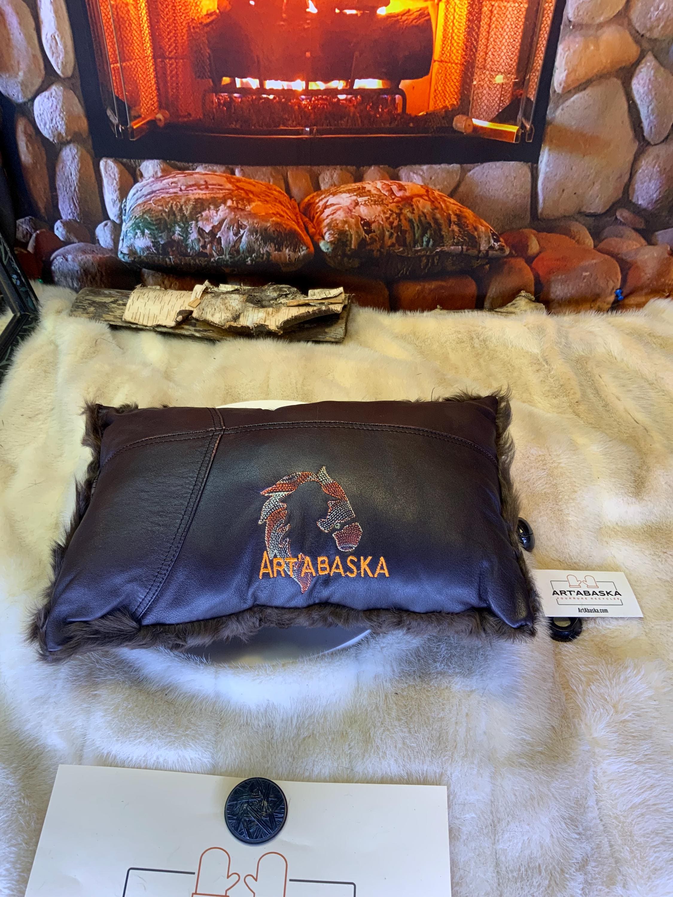 Coussin en fourrure recyclée – cuir & broderie, pièce unique faite à la main au Québec