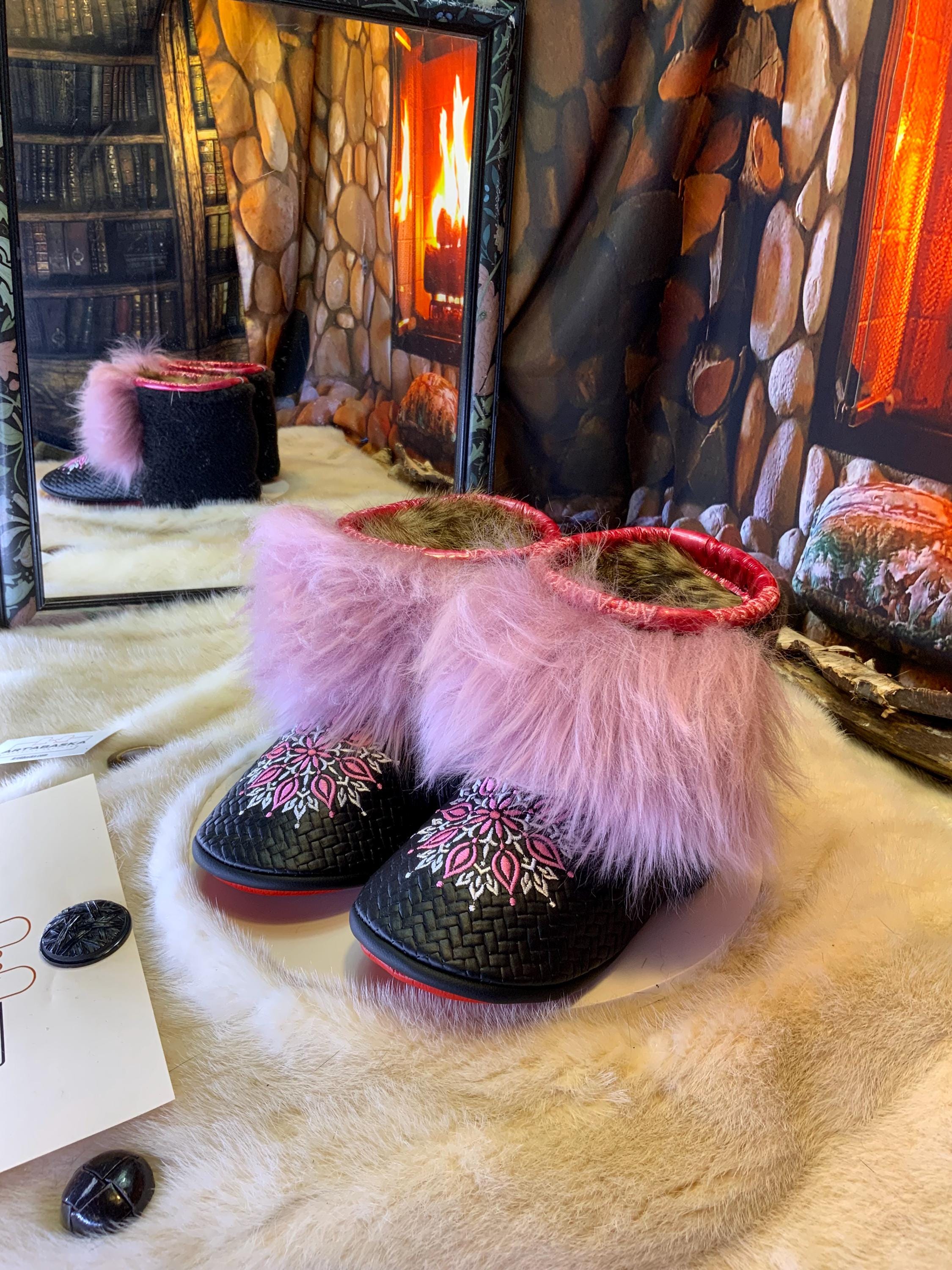 Mocassins d’intérieur Marcelle 9 femme, cuir italien chevron brodé mandala rose et blanc, faits à la main au Québec ✨🌸💕