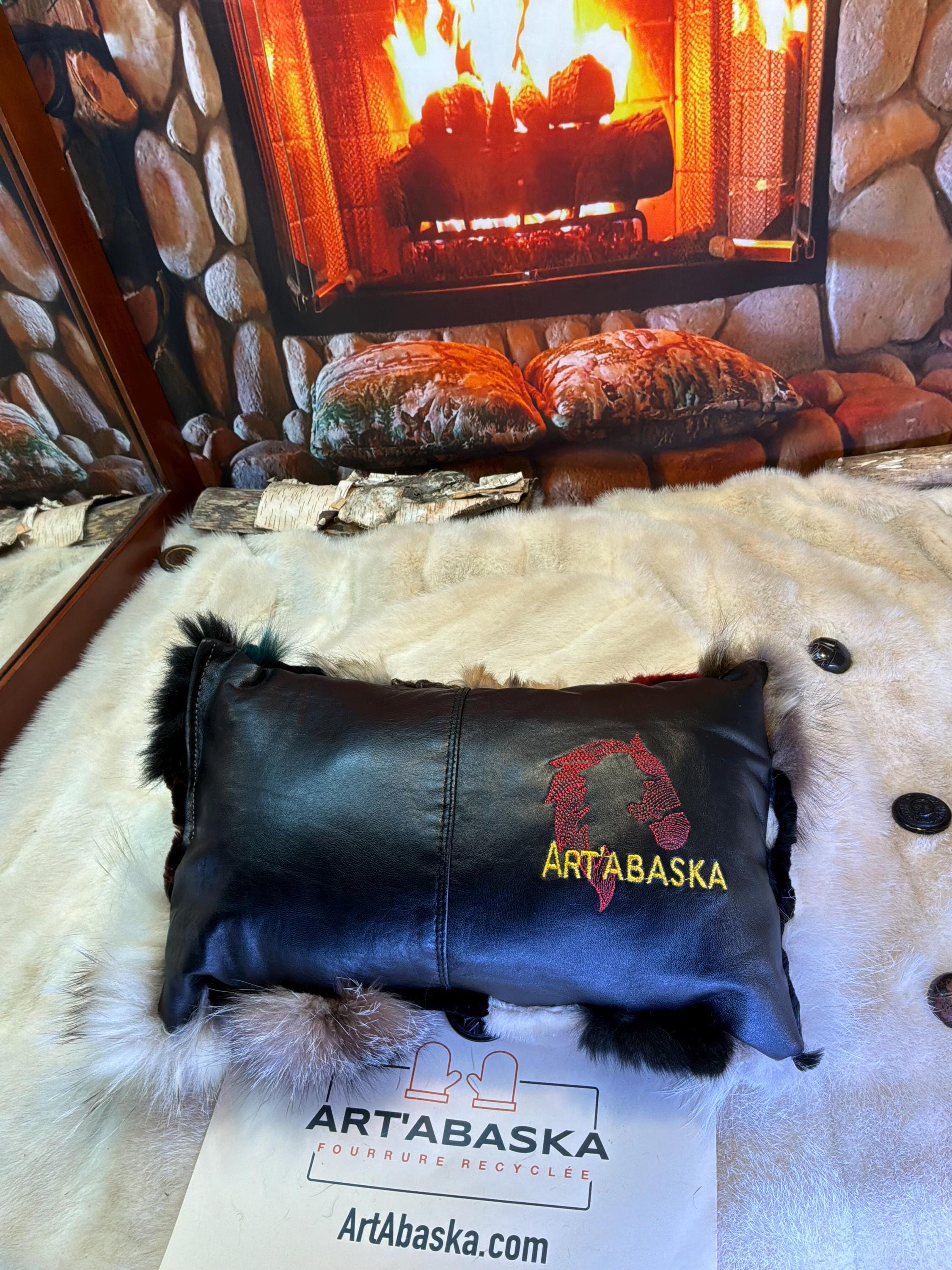 Coussin patchwork fourrures recyclées fait à la main Québec coussin décoratif cuir brodé tête de cheval pièce unique ArtAbaska