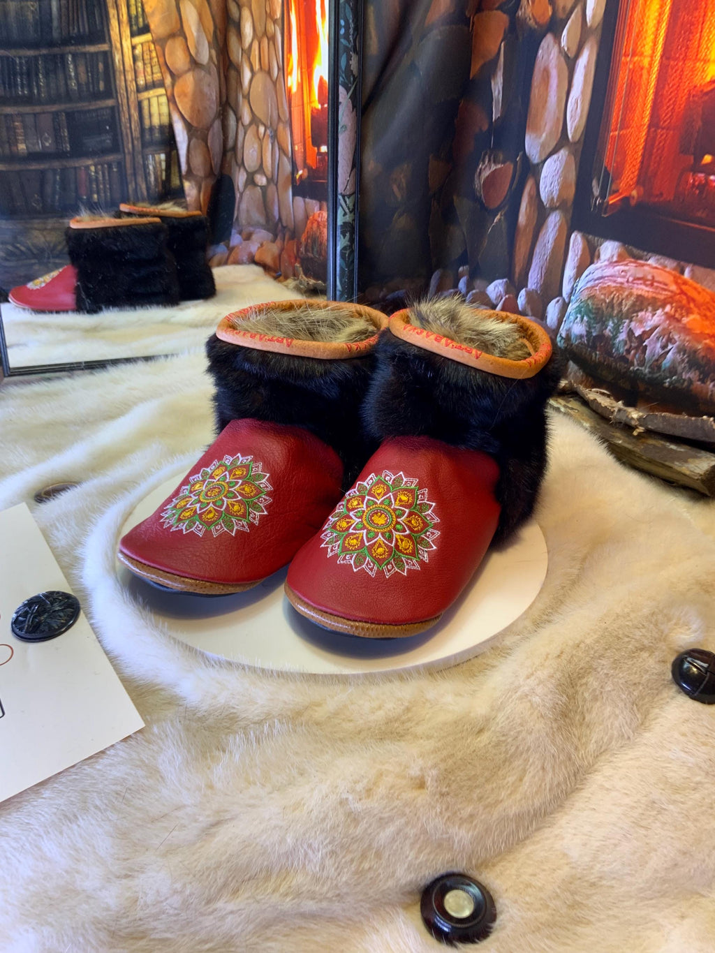 Mocassins d’intérieur Les Maryse – 9 femme – cuir rouge mandala brodé & vison recyclé, pièce unique artisanale du Québec