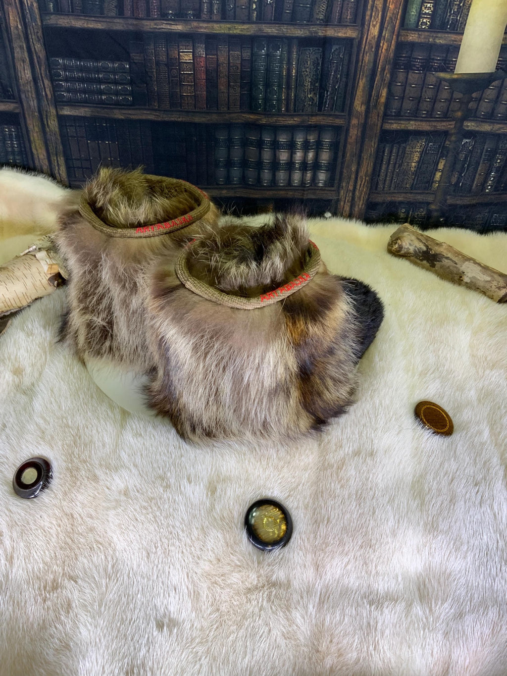 Mocassins d’intérieur Suzanne pour femme 8 en vison brun foncé recyclé, raton naturel recyclé et loutre recyclée – faits à la main au Québec, chauds, respirants, confort de luxe, pièce unique Art’Abaska 💕