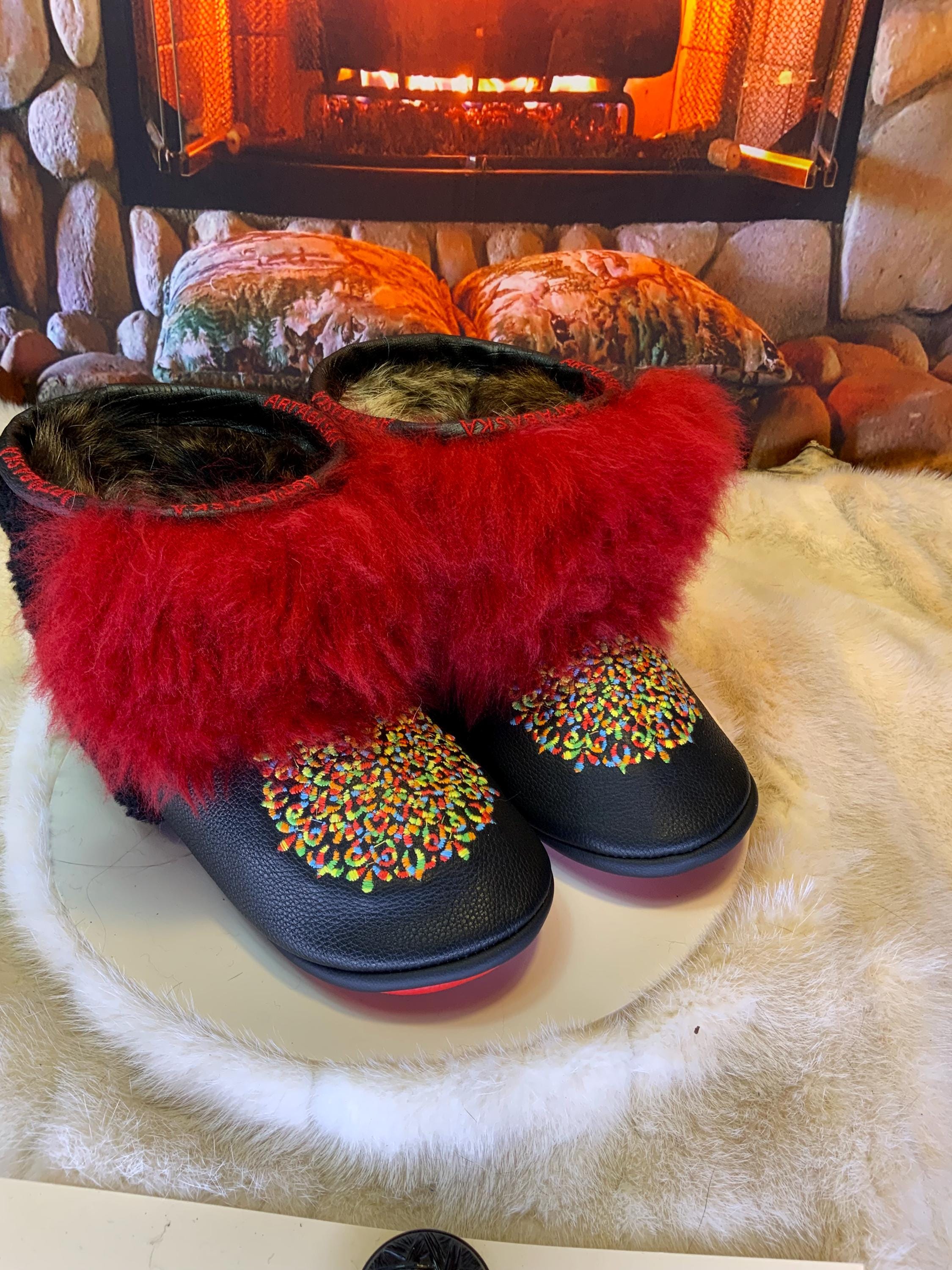 Mocassins d’intérieur Pauline 9 femme, cuir brodé mandala multicolore, fourrure recyclée, faits à la main au Québec ✨🌈❤️
