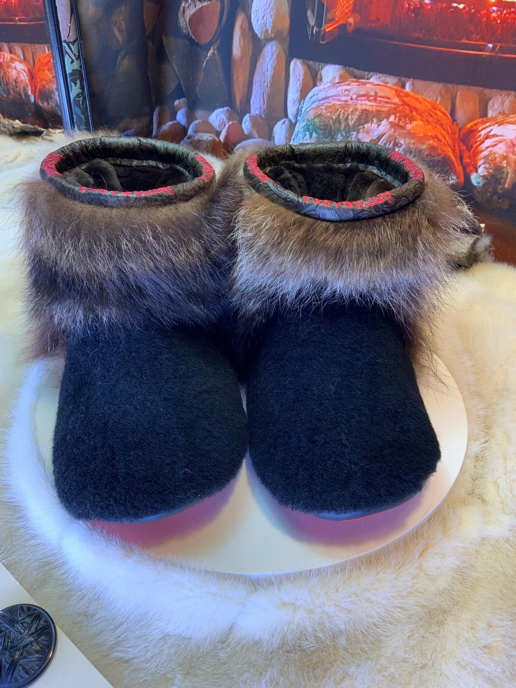 Mocassins d’intérieur Claudette – 8 femme – édition toute fourrure en mouton noir & raton recyclés, semelle rouge, pièce unique faite à la main au Québec ✨🖤❤️