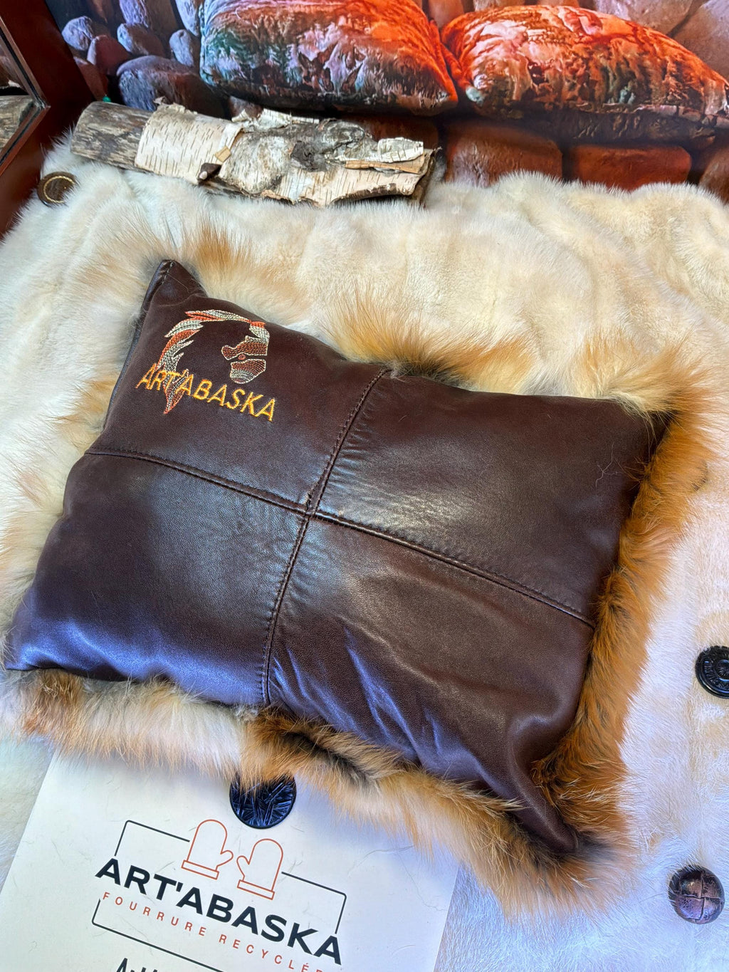 Coussin fourrure recyclée renard roux fait à la main Québec coussin décoratif cuir brun brodé tête de cheval pièce unique ArtAbaska