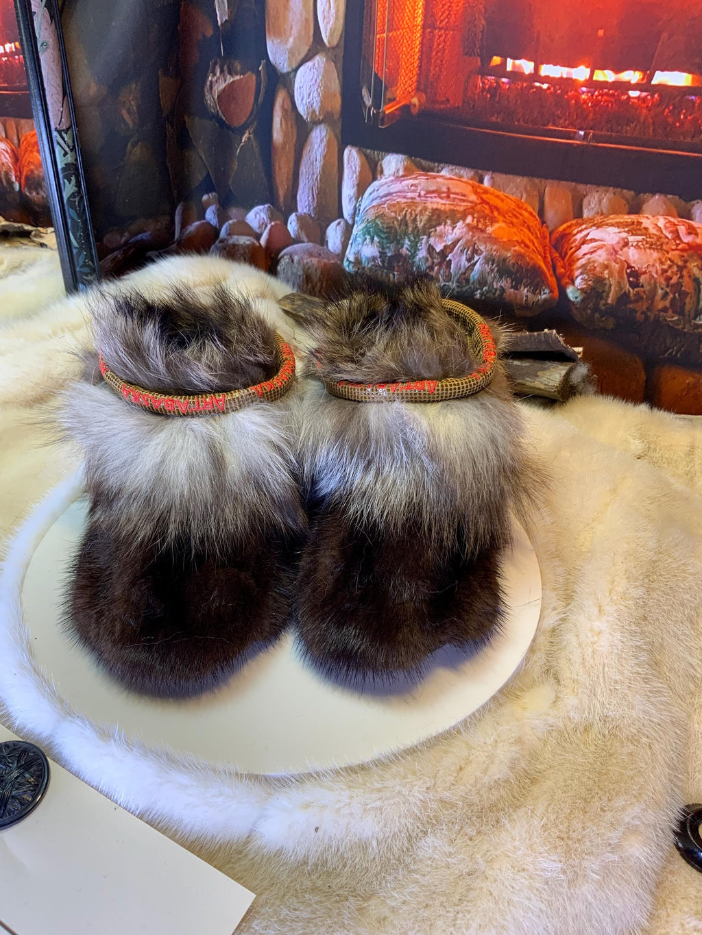 Mocassins d’intérieur Marjolaine – 5 femme – édition tout en fourrure recyclée brune, coyote & raton, semelle brun pâle chocolat, faits à la main au Québec ✨🤎