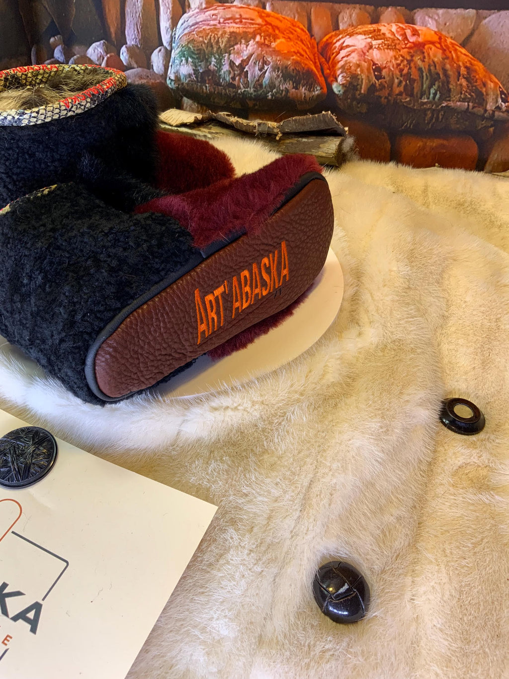Mocassins d’intérieur Violette – 7 femme – édition toute fourrure en mouton bourgogne, opossum noir & mouton frisé recyclés, semelle brune, faits à la main au Québec ✨🌸