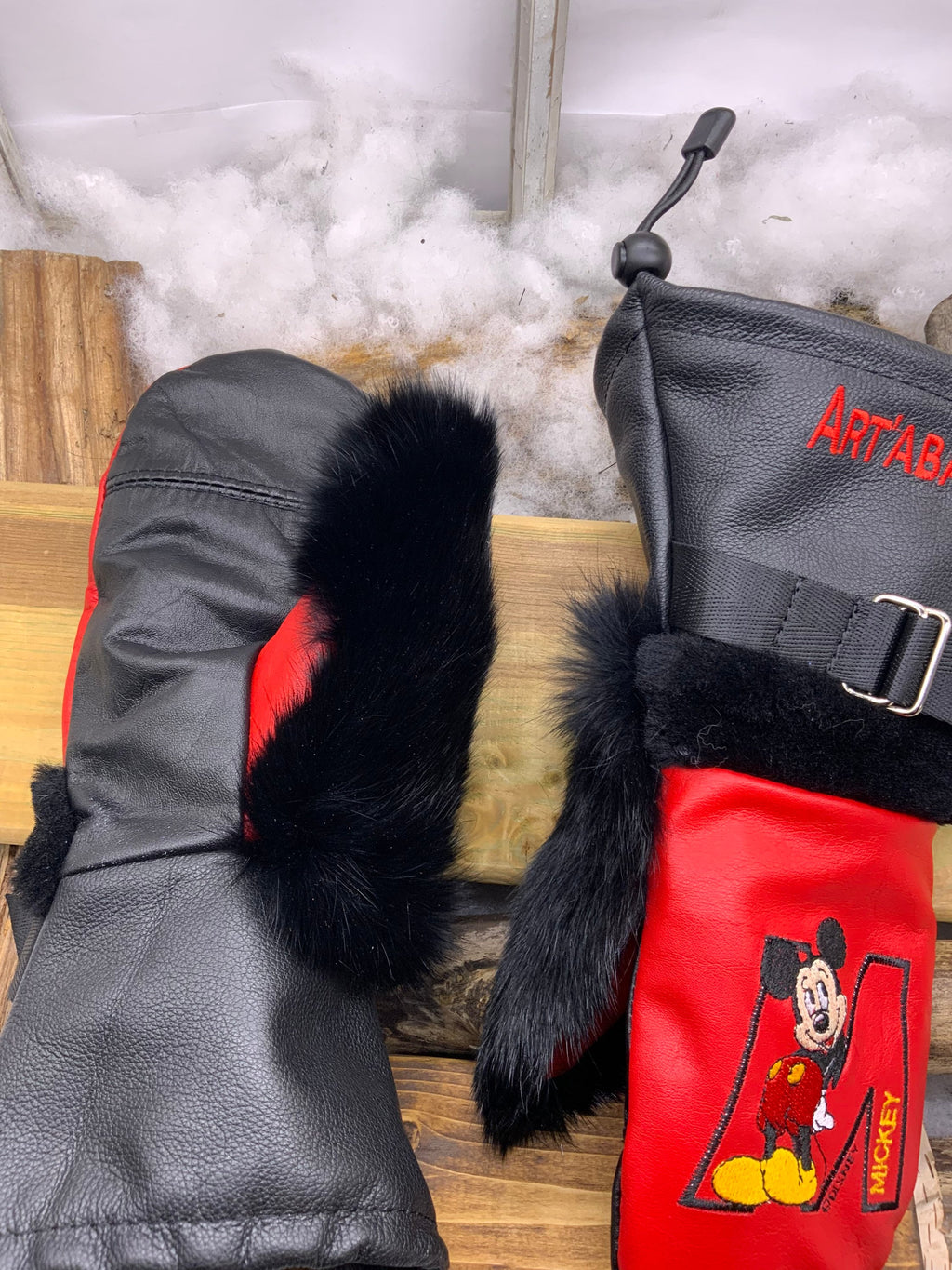 Mitaines Les Edith – Médium – cuir noir recyclé et broderie Mickey unique – fait à la main Québec