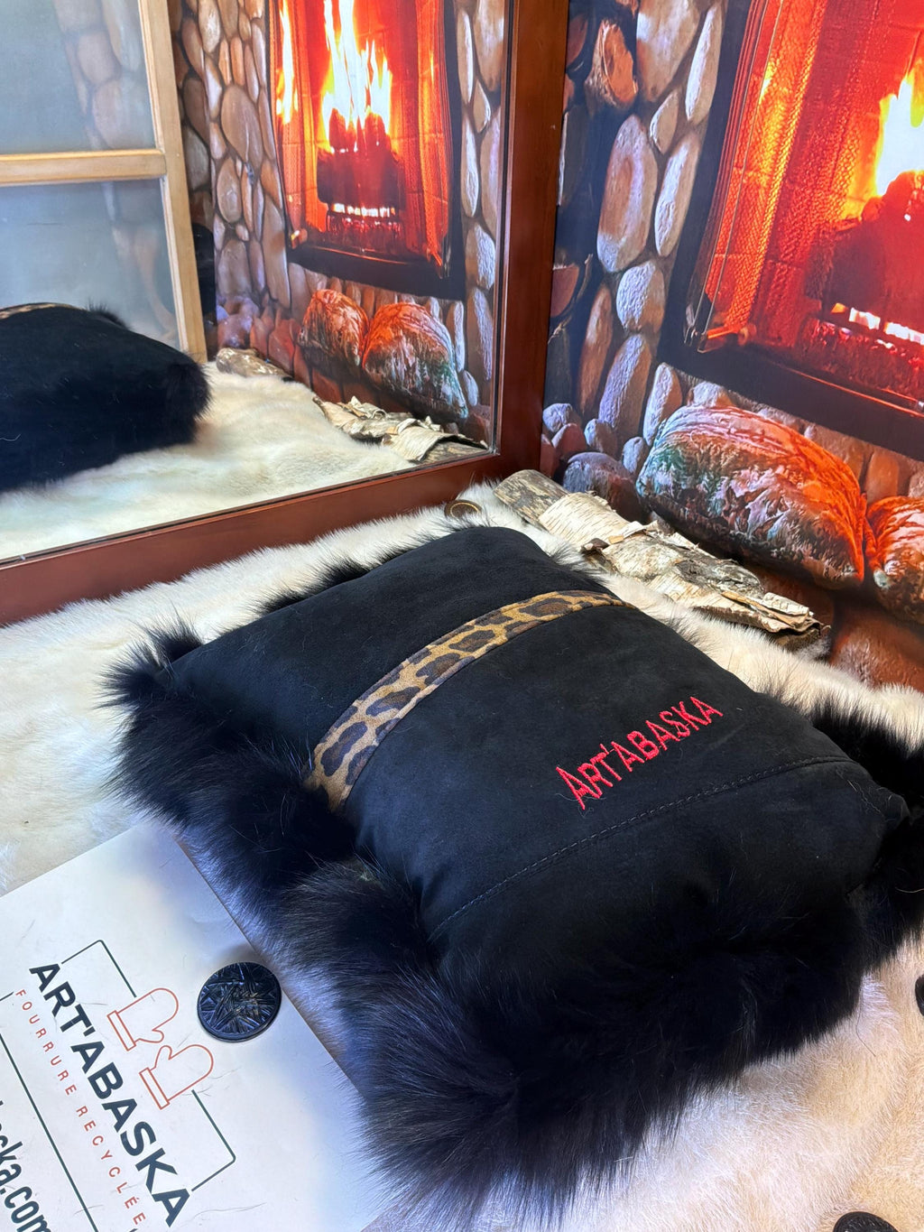 Coussin fourrure recyclée renard noir patchwork fait à la main Québec coussin décoratif cuir suède noir brodé pièce unique ArtAbaska