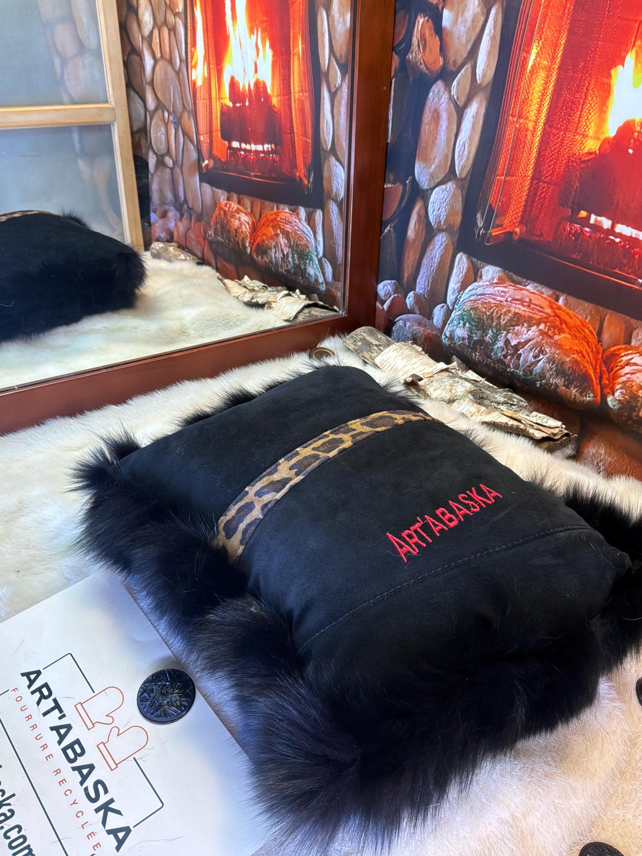 Coussin fourrure recyclée renard noir patchwork fait à la main Québec coussin décoratif cuir suède noir brodé pièce unique ArtAbaska