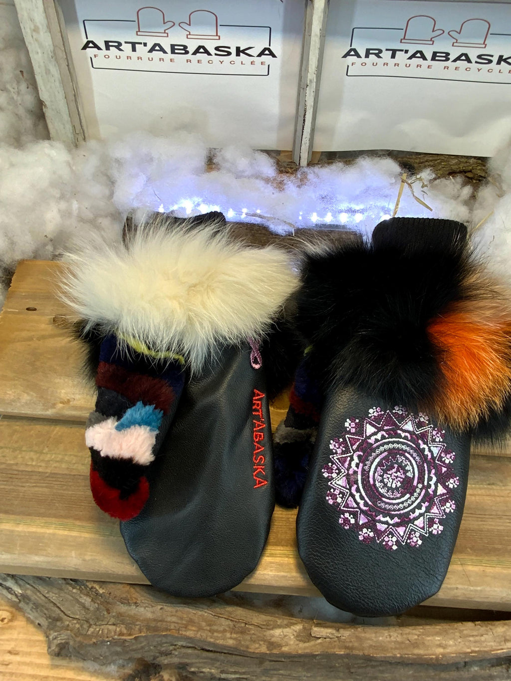 Mitaines de ville Micheline, Medium, en cuir italien brodé et fourrure recyclée en patchwork coloré, pièce unique faite à la main au Québec