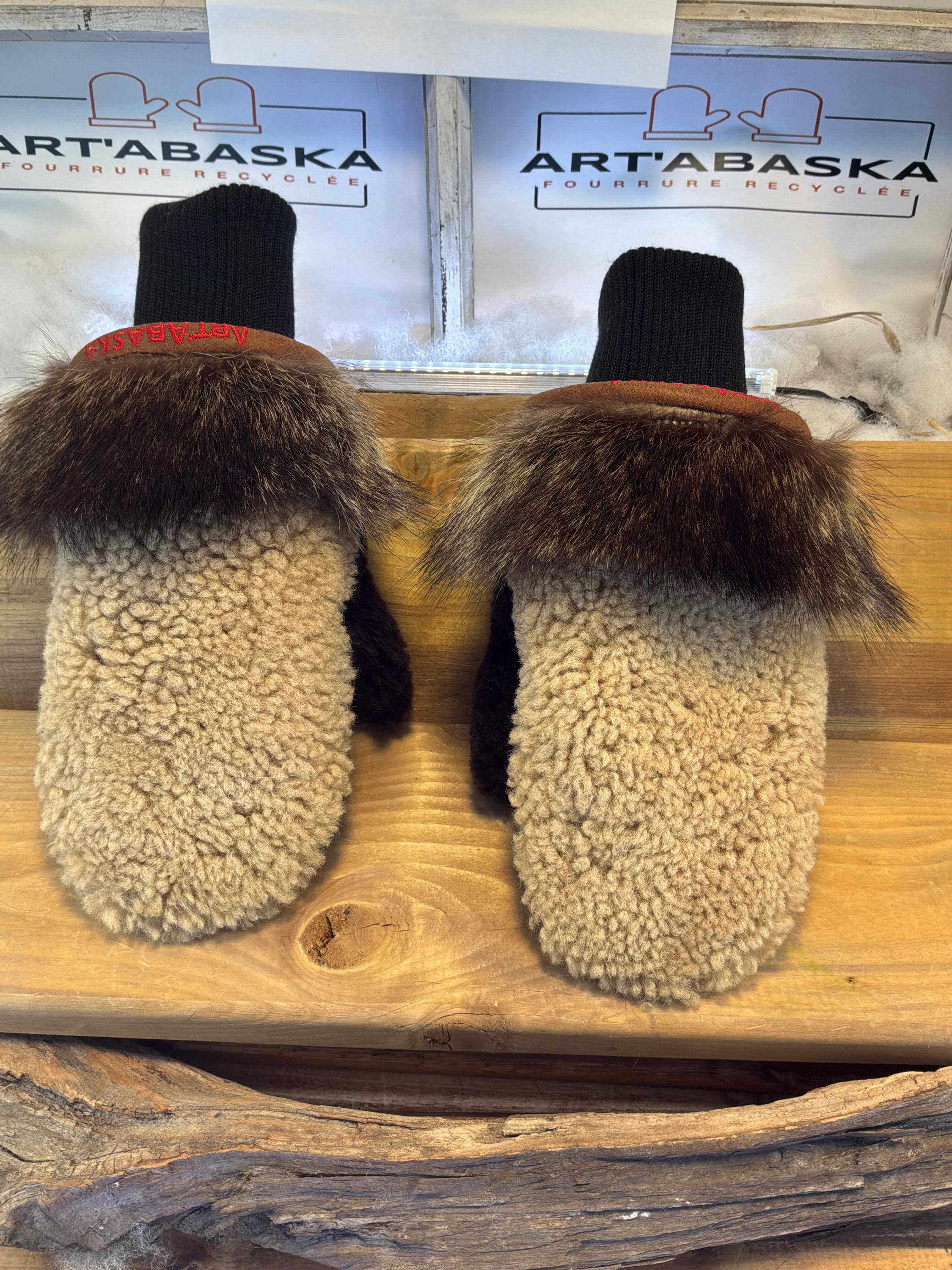 Mitaines de ville Small Pierrette en fourrure recyclée – Faites à la main au Québec – Légères, élégantes, confort urbain – ArtAbaska