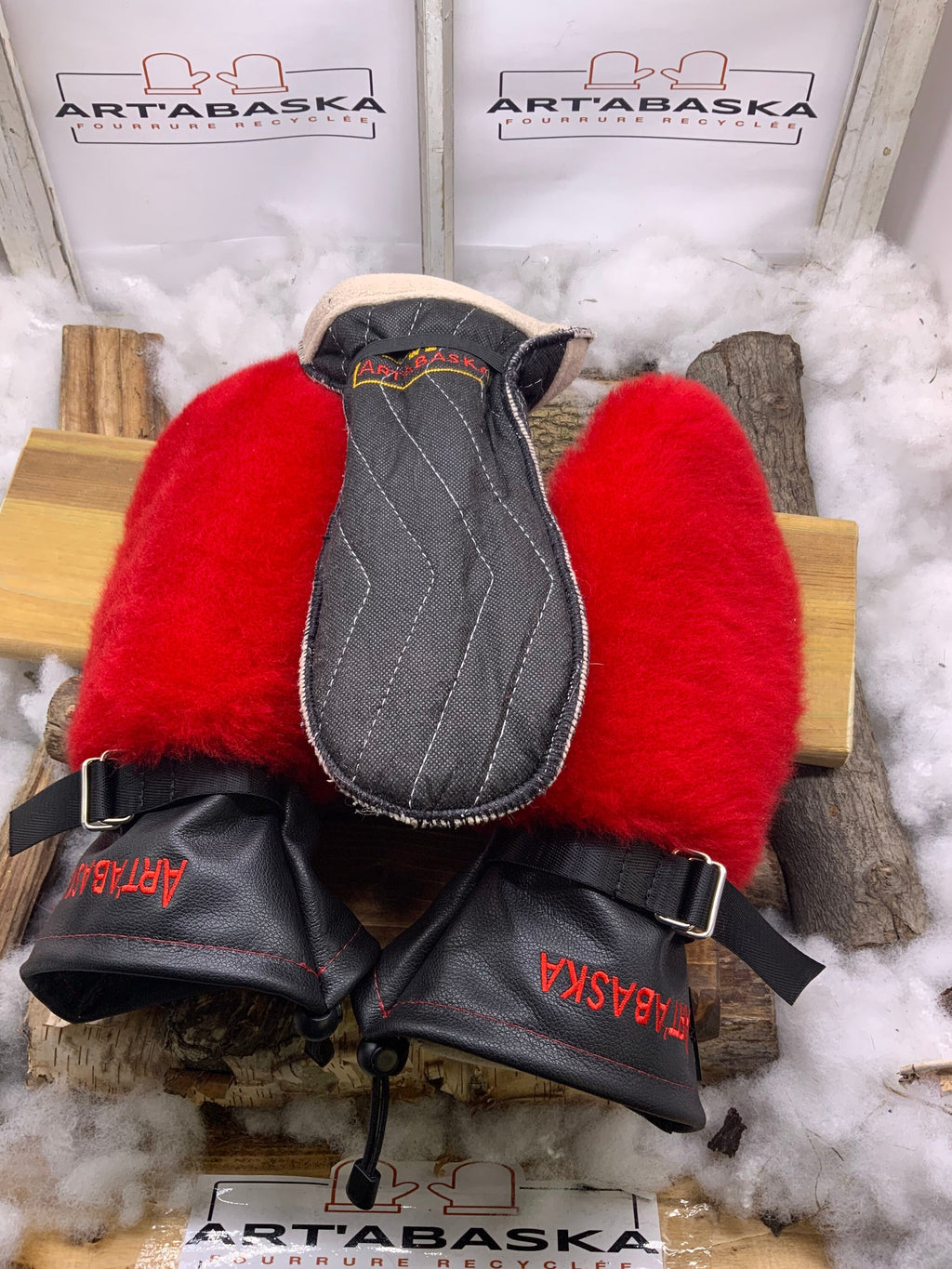 Mitaines Gisèle – Medium, cuir neuf et fourrure de mouton recyclée rouge vif, pièce unique faite à la main au Québec